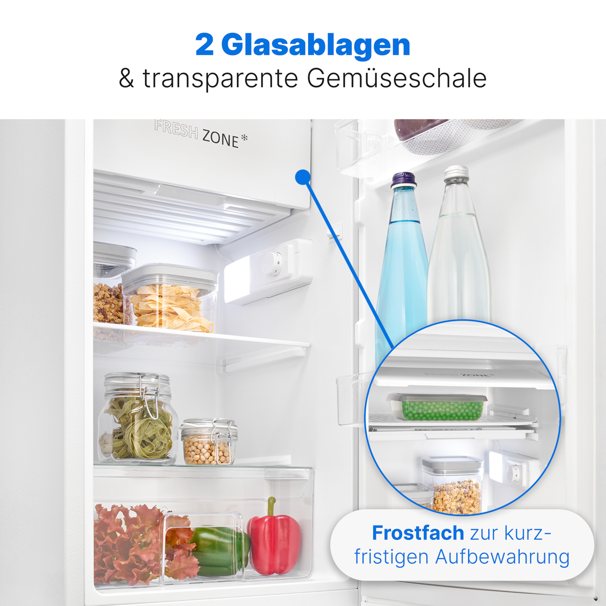 Innenraum eines Kühlschranks, Regale mit Lebensmittelbehältern, Glasböden mit Flaschen und Gemüsefach.