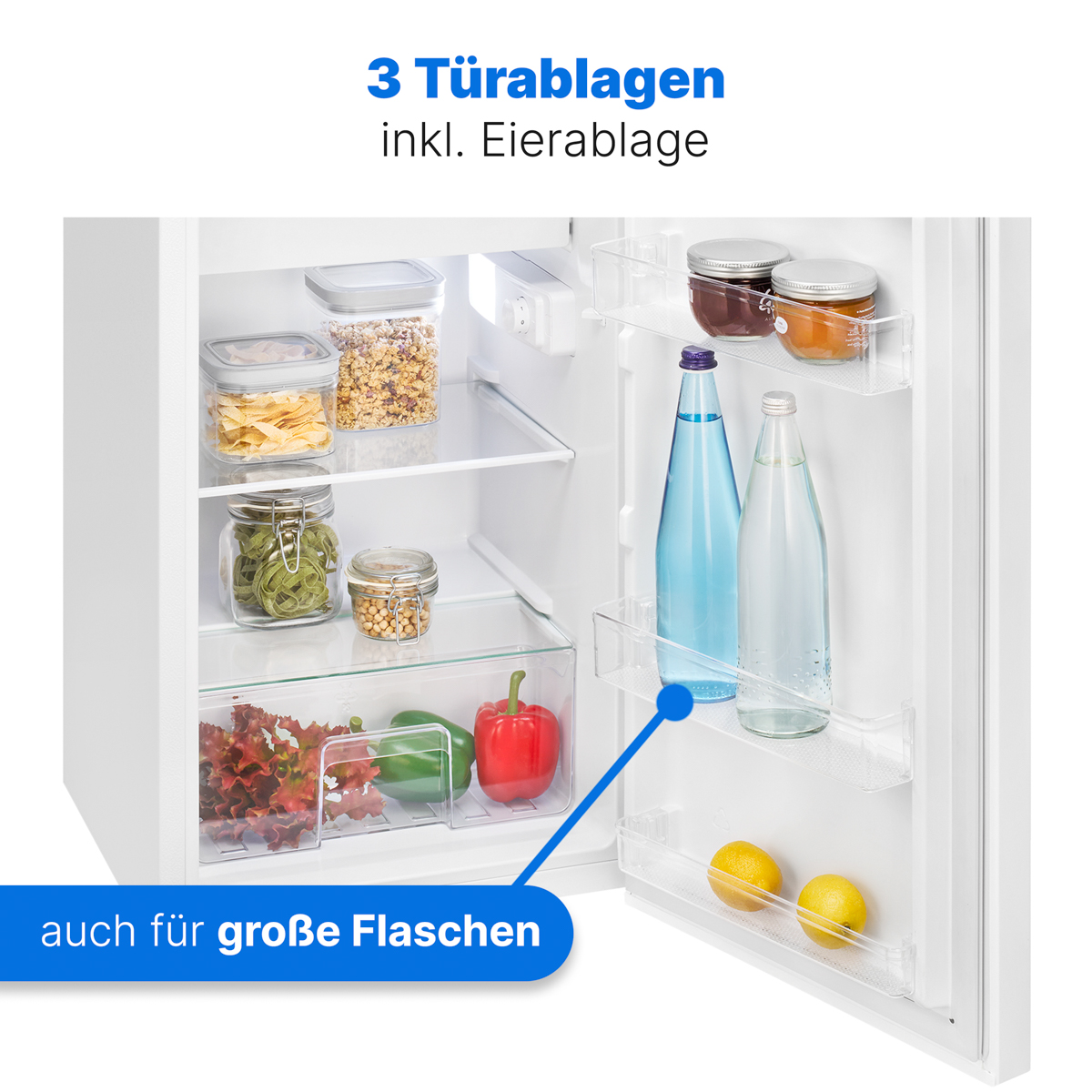 Kühlschrankinnenraum, offen, mit Gemüse, Gläsern und Flaschen auf Regalen.