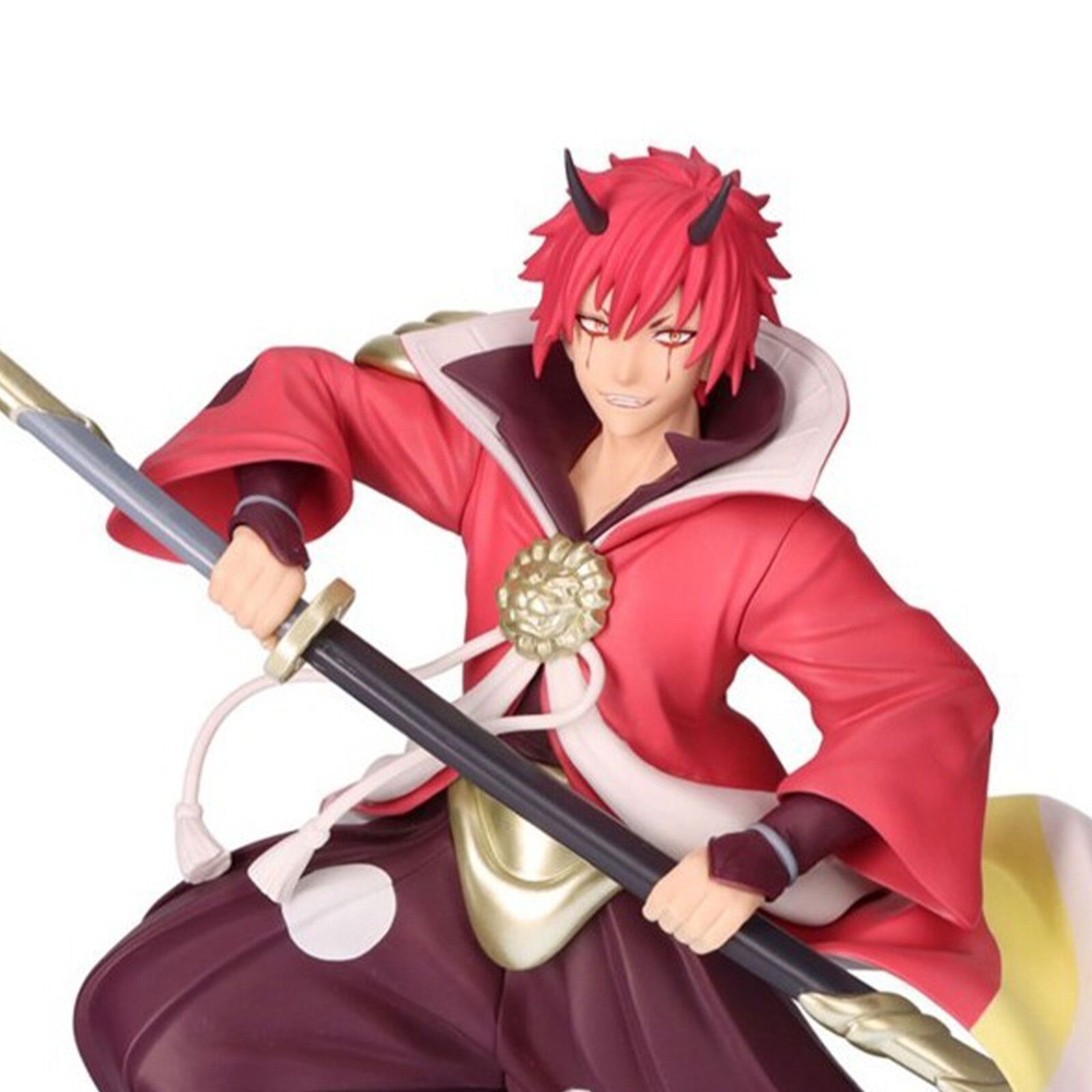 Personaje de anime con túnicas rojas y negras sosteniendo un arma. Cabello y cuernos rojos, expresión decidida.