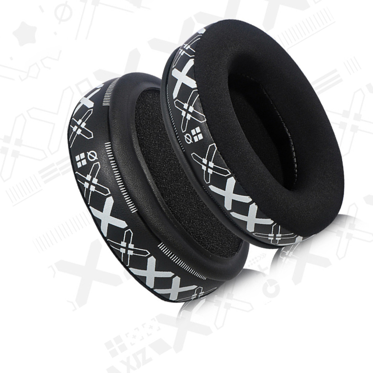 Due cuscinetti auricolari per cuffie in bianco e nero. Hanno un design a motivi geometrici.