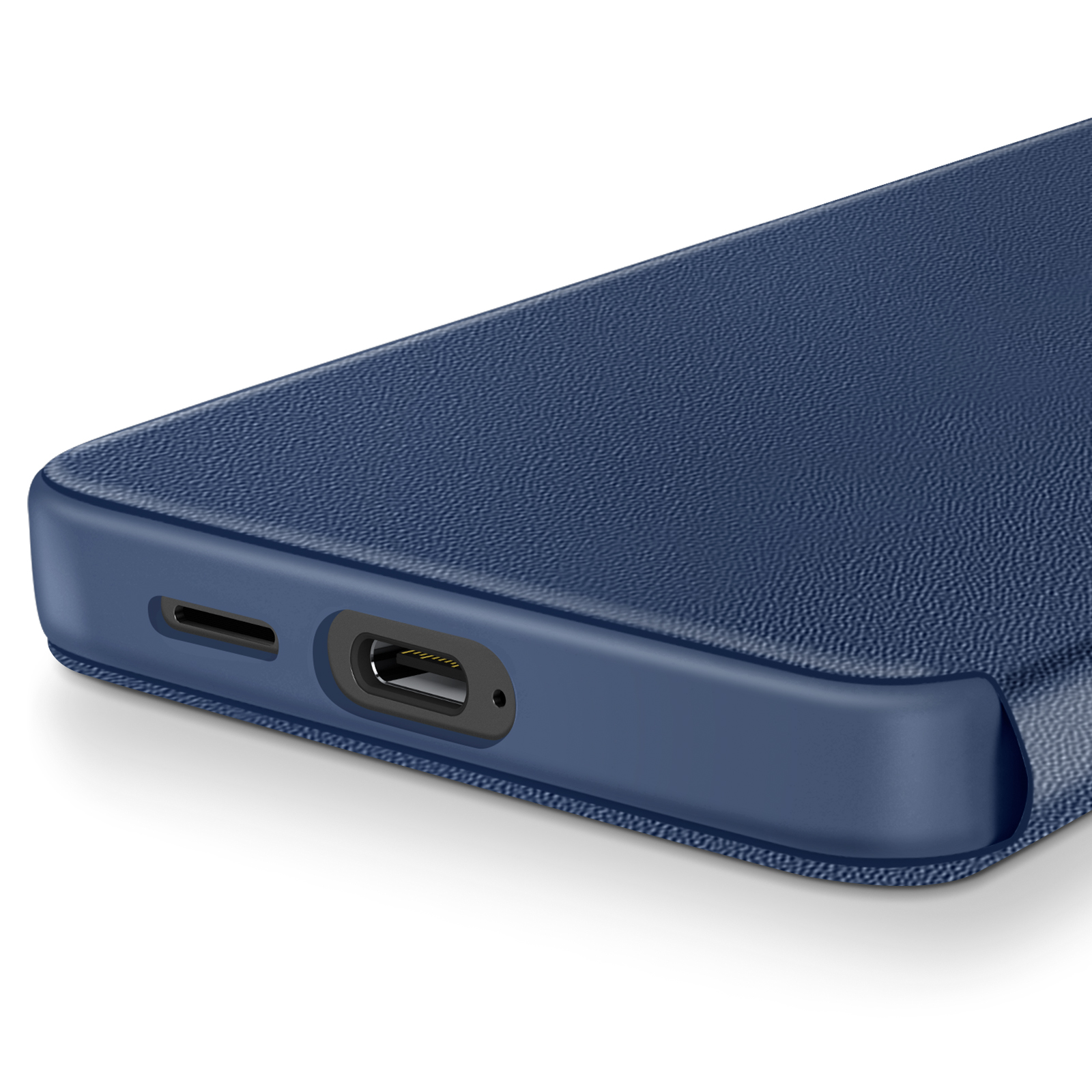 Primo piano di una custodia per telefono blu con una porta di ricarica. La trama è strutturata.