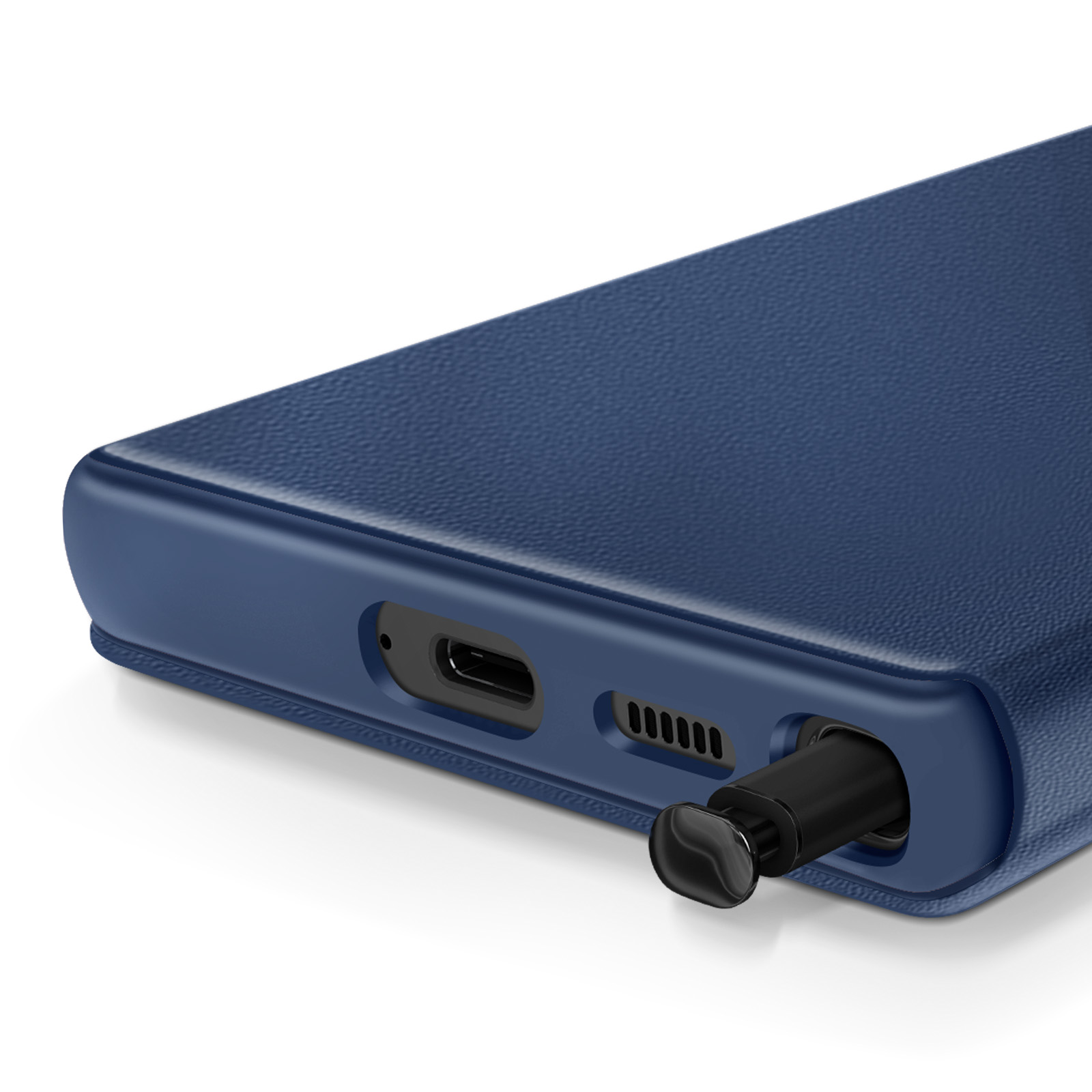 Primer plano de una funda de teléfono azul oscuro con un bolígrafo insertado, que muestra el puerto de carga y un altavoz.