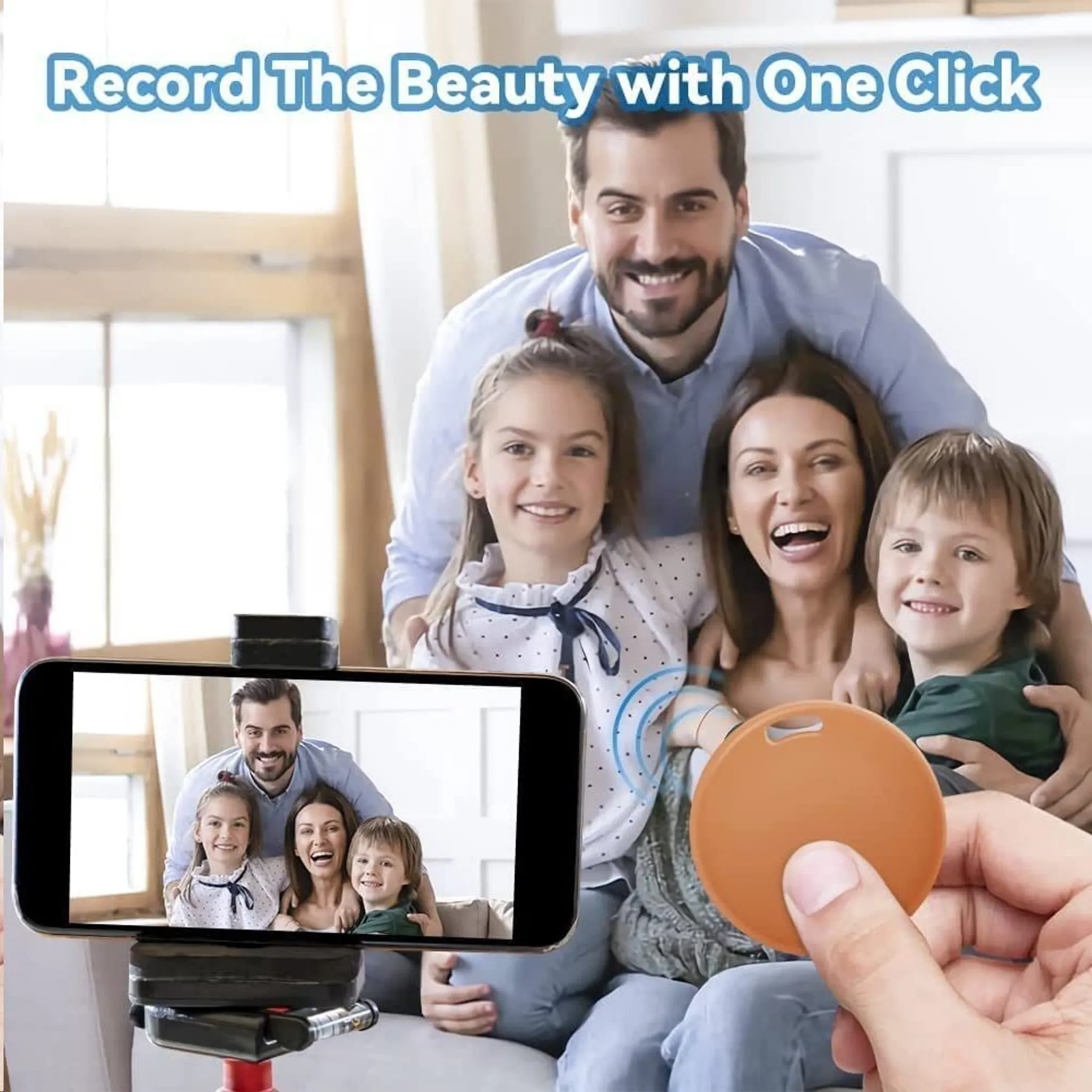 Familie macht ein Foto mit einem Telefon und einem kleinen orangefarbenen Gerät. Das Telefon zeigt das Bild der Familie.