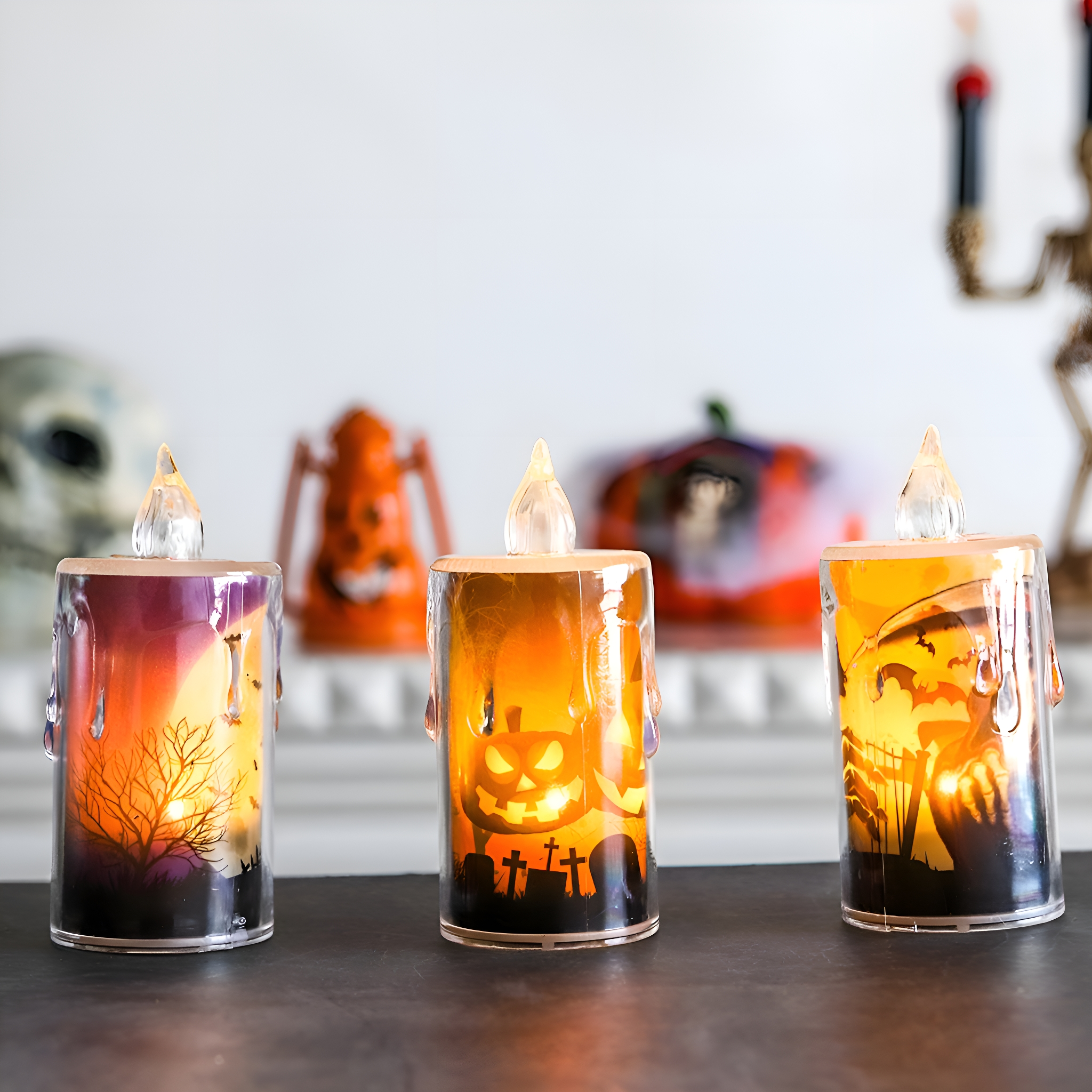 Drei Halloween-Kerzen. Jede Kerze hat ein anderes Halloween-Design.