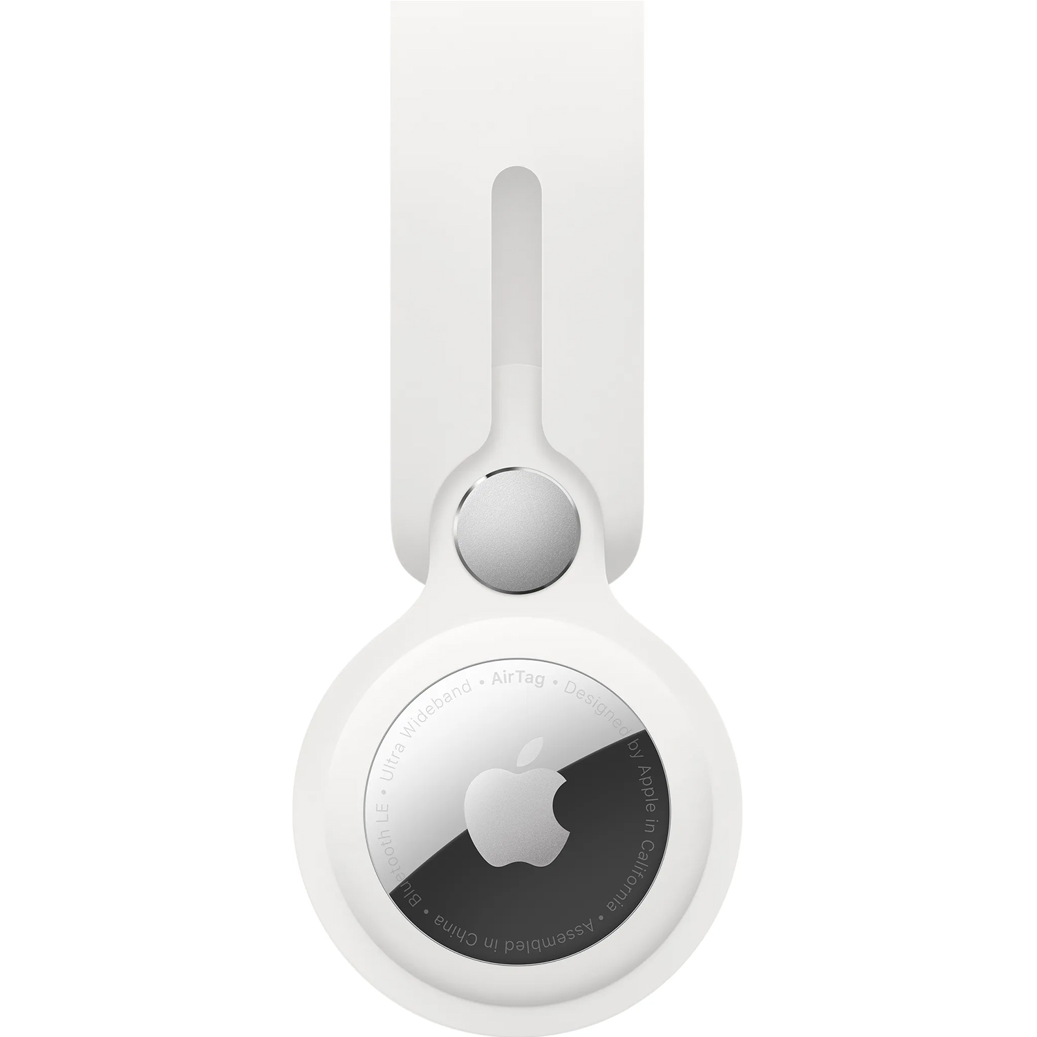 Ein weißes Apple AirTag mit silbernem Logo an einem weißen Band. Auf der Rückseite steht 'AirTag' und 'Designed by Apple'.