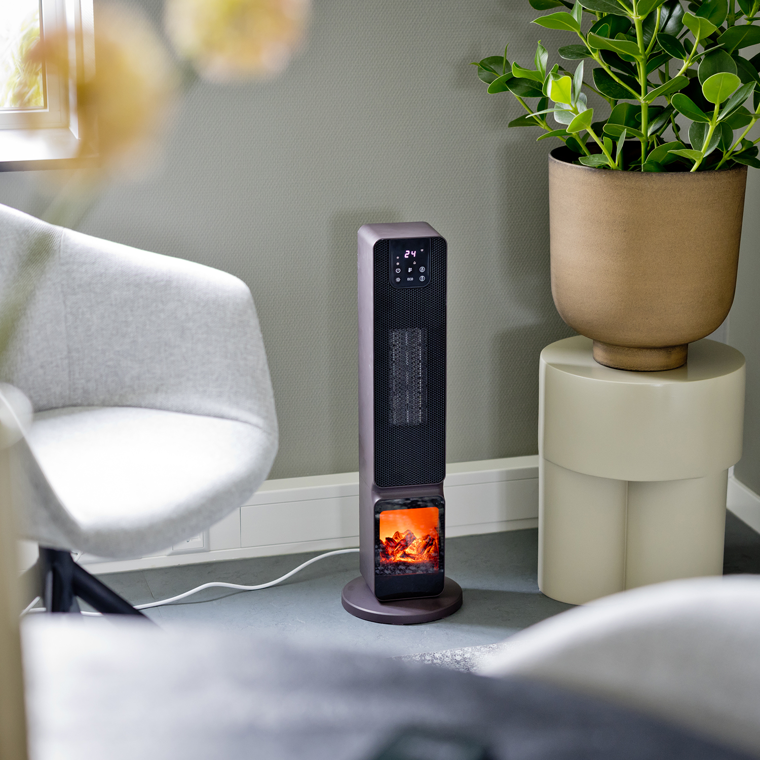 Een grijs-paarse elektrische kachel met digitaal display, een haard op de bodem.