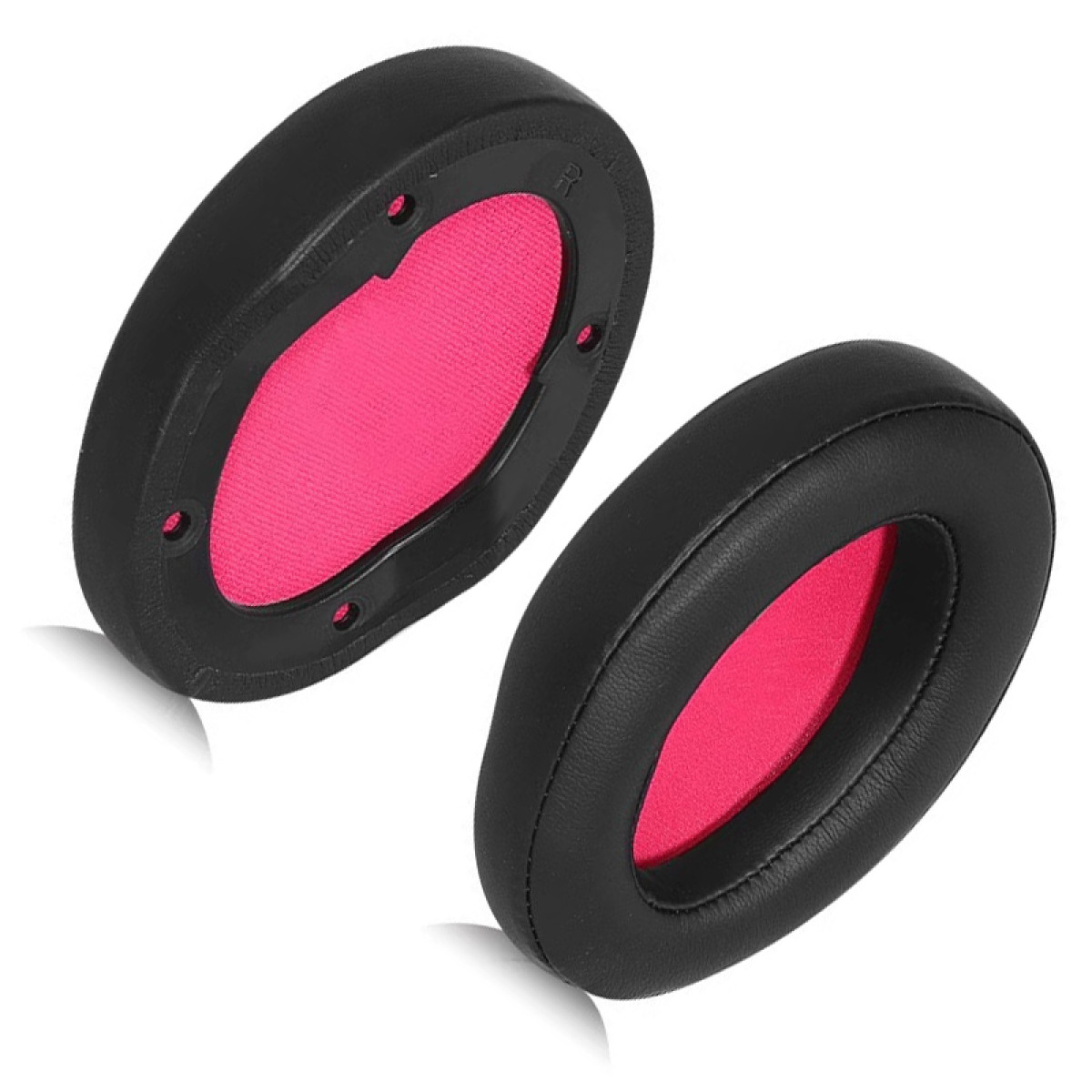 Due cuscinetti auricolari neri a forma ovale con interno rosa su sfondo bianco.