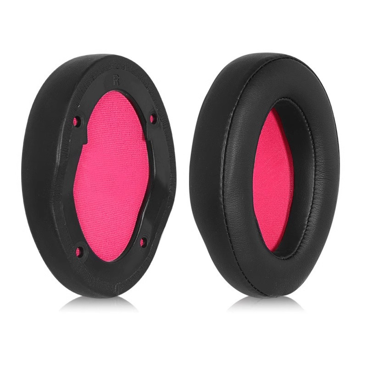 Due cuscinetti per auricolari neri con fodera interna rosa.