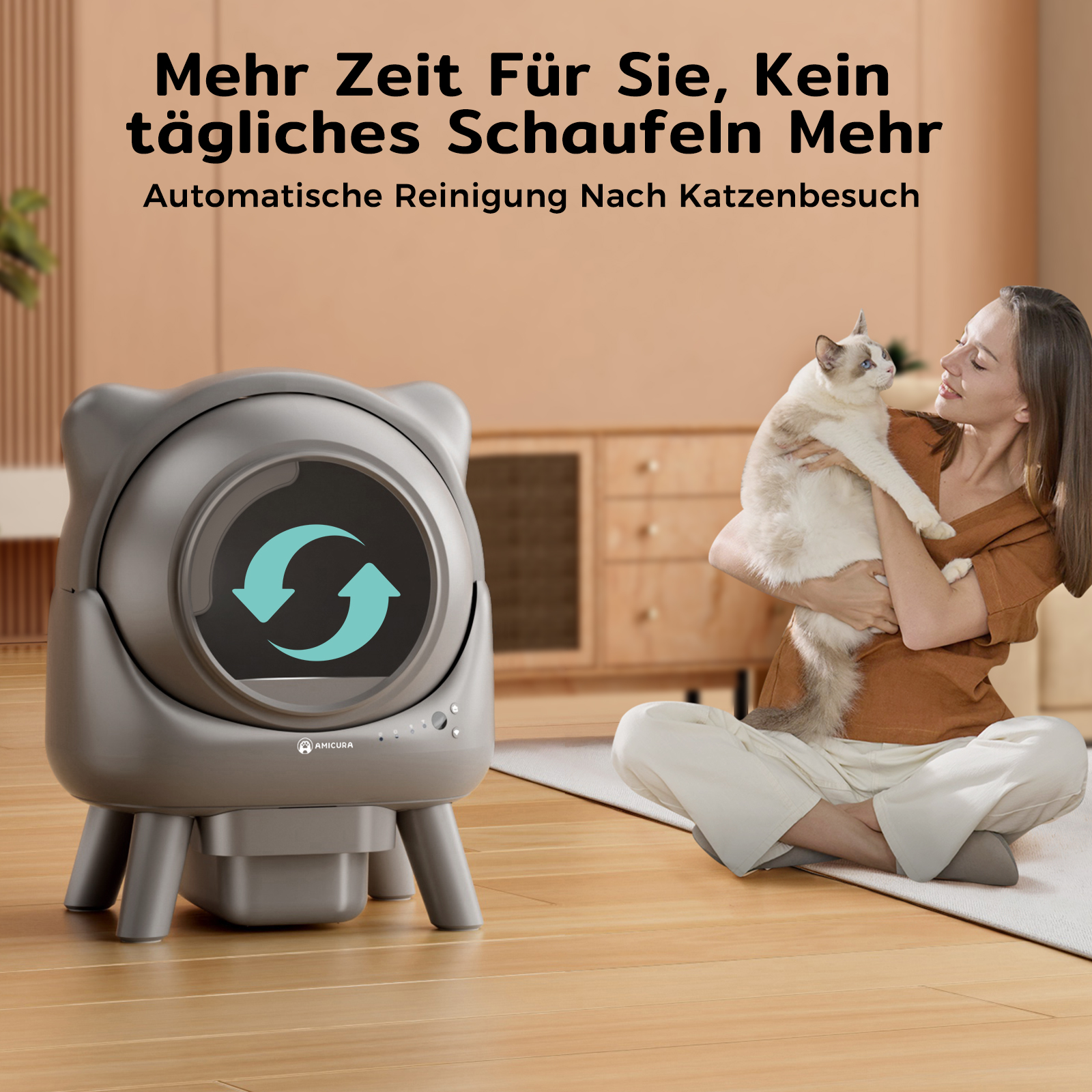 Frau hält Katze in der Nähe einer grauen Katzentoilette mit automatischer Reinigung.