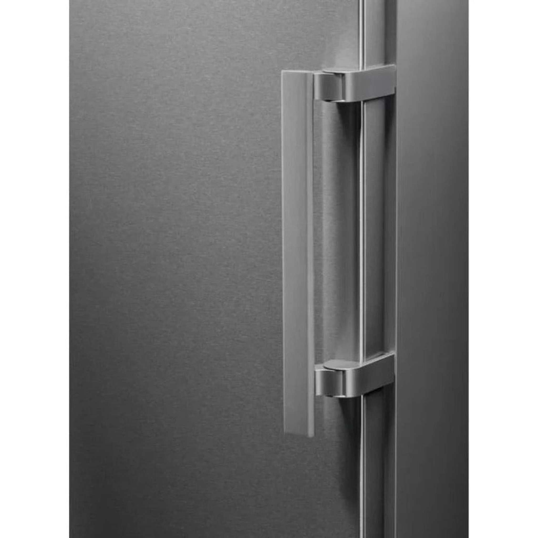 Primo piano della maniglia di un frigorifero in acciaio inox.