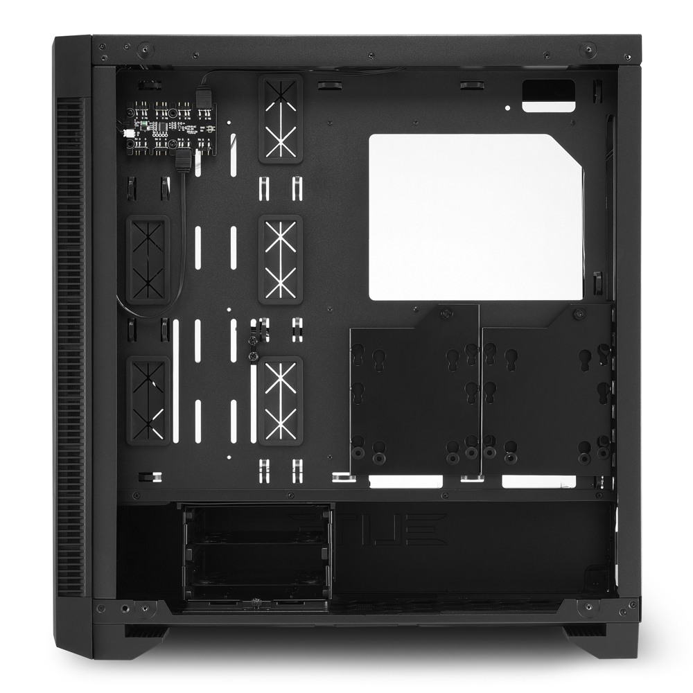 Schwarzes Computergehäuse mit Montageplatine, Laufwerksschächten und Lüfteröffnungen.