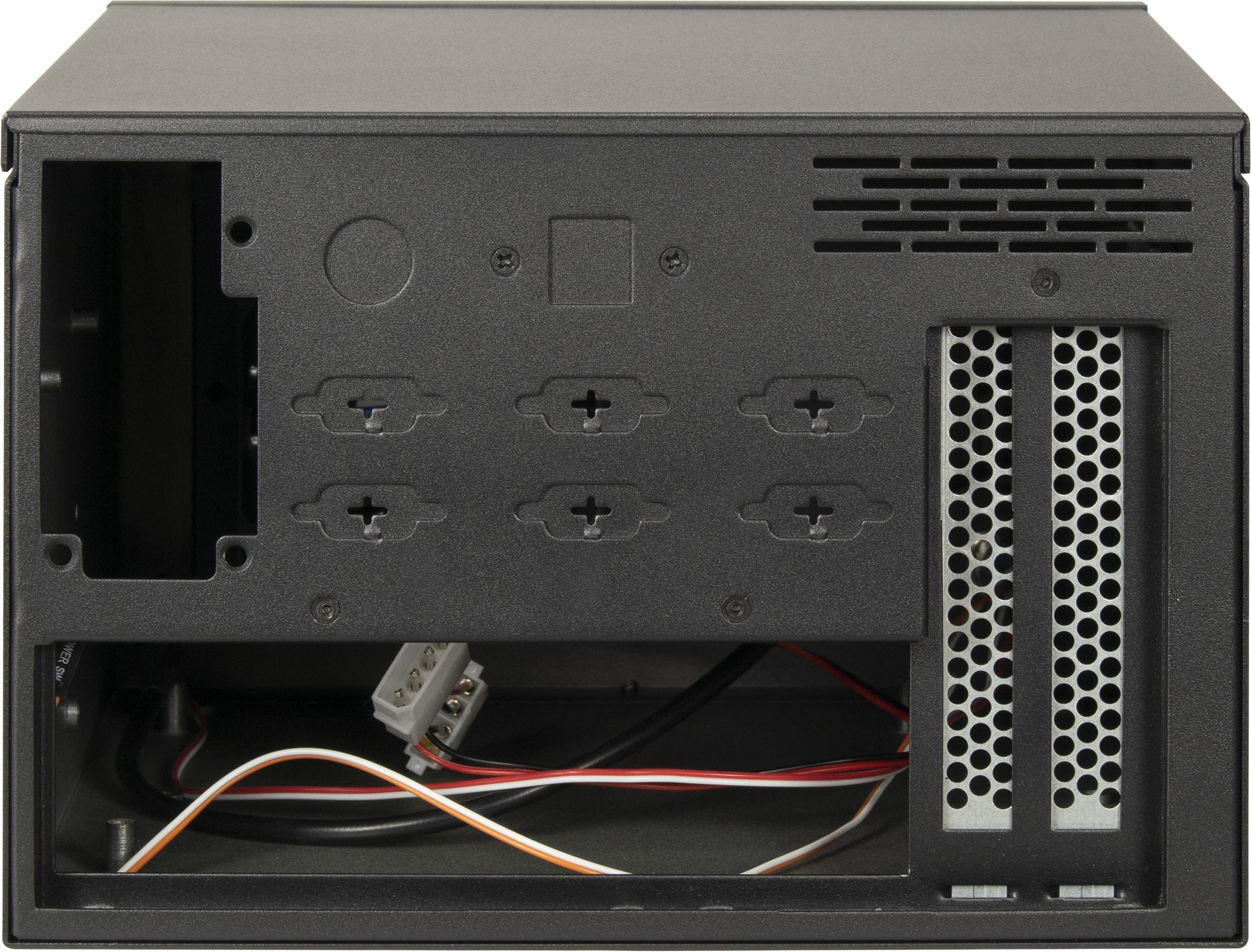 Retro di un case nero per computer con porte, prese d'aria e connettori.