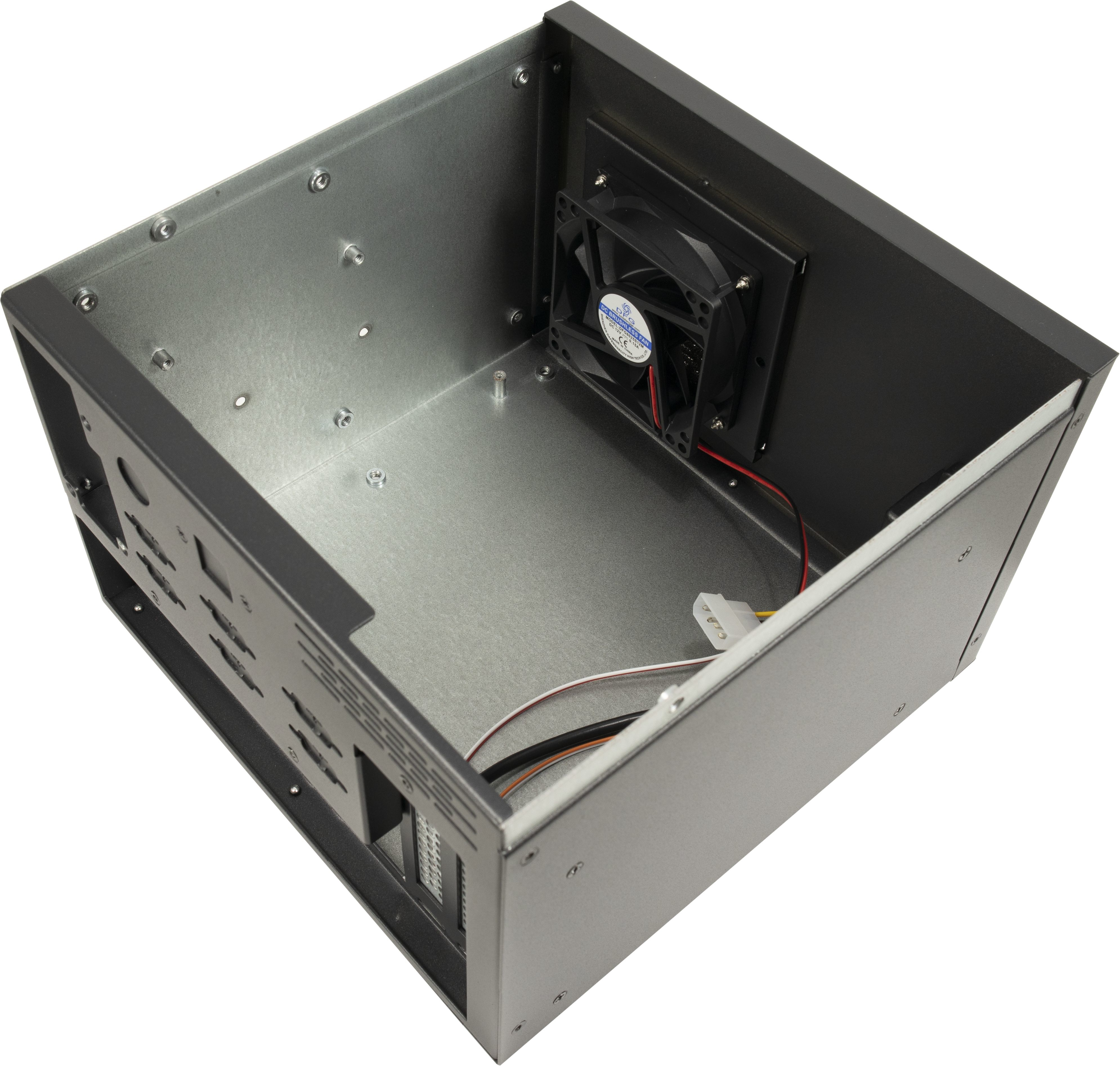 Interno del case del computer con una ventola e altri componenti. Il case è grigio metallizzato.