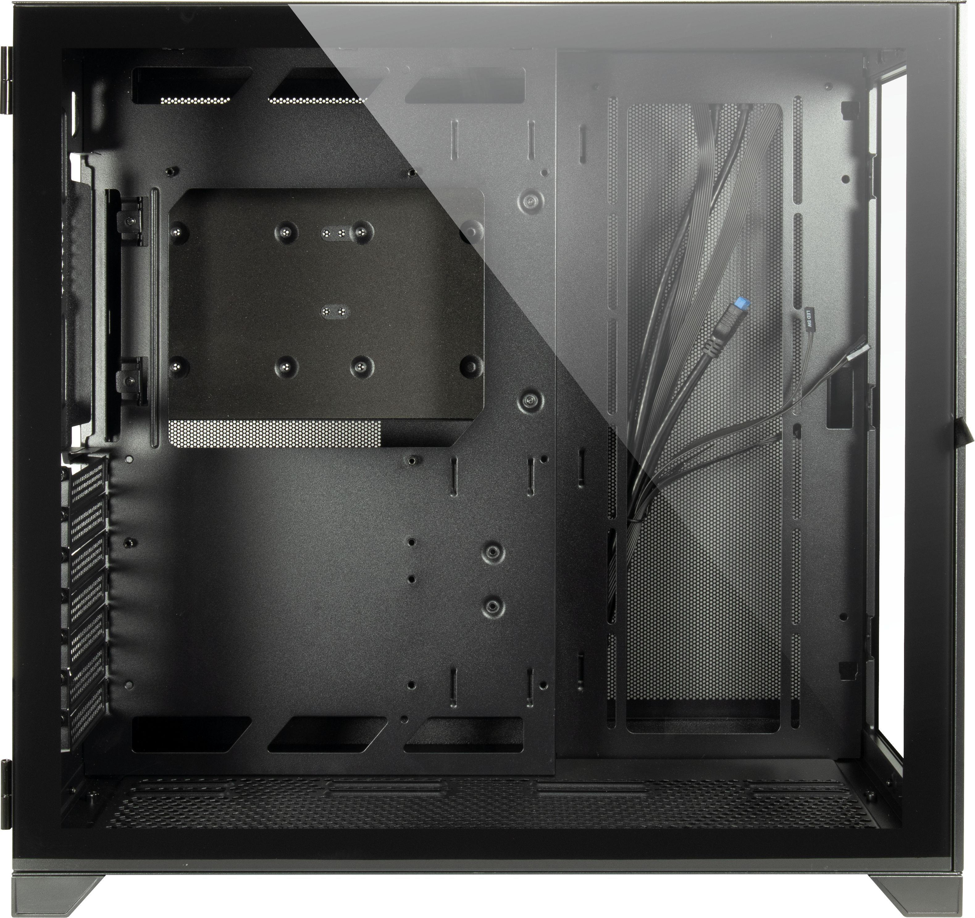 Interno del case del computer con pannello laterale in vetro, che mostra la struttura interna e i componenti.