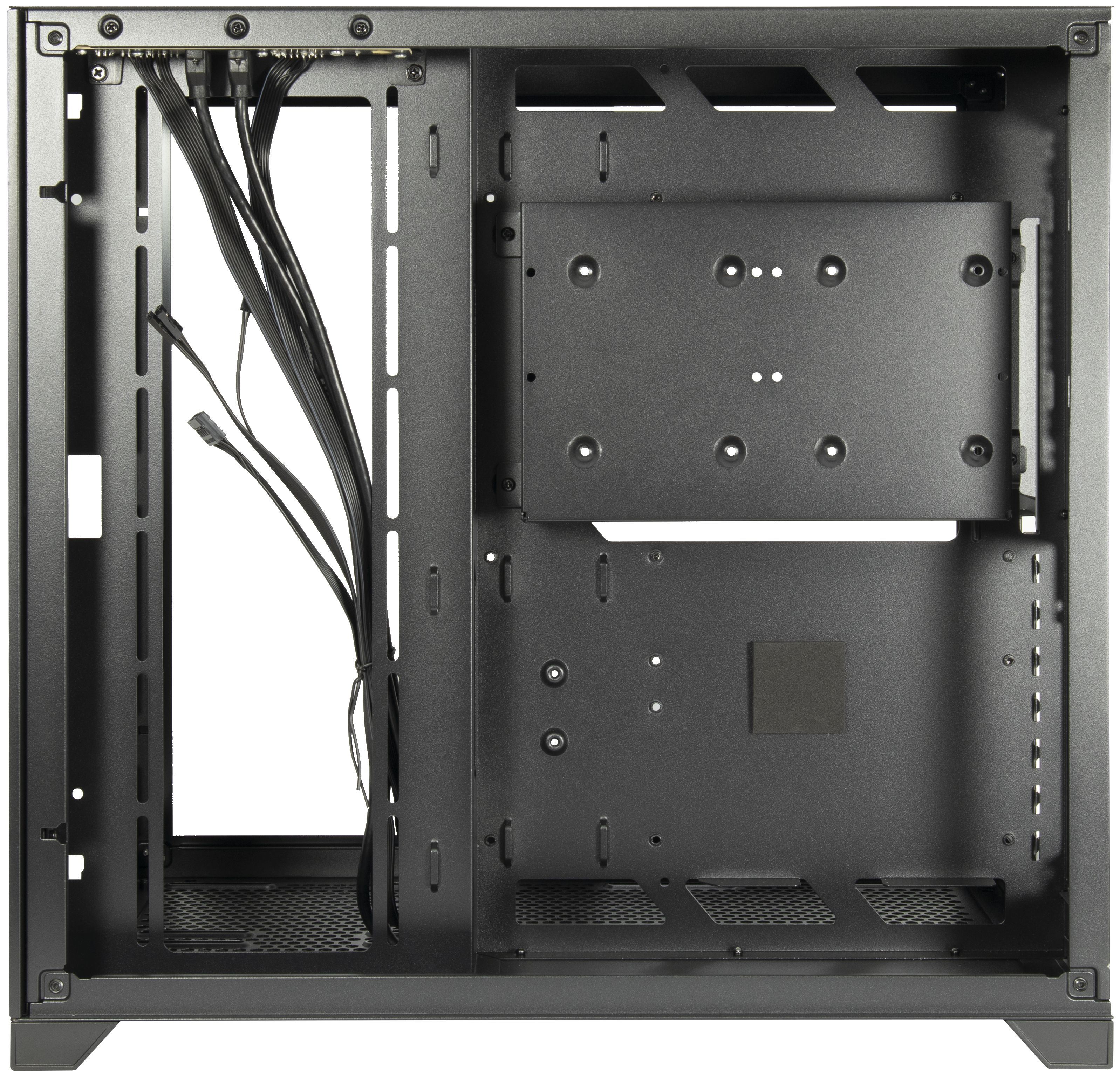 Interno di un case per computer nero. Sono visibili fili e staffe di montaggio.