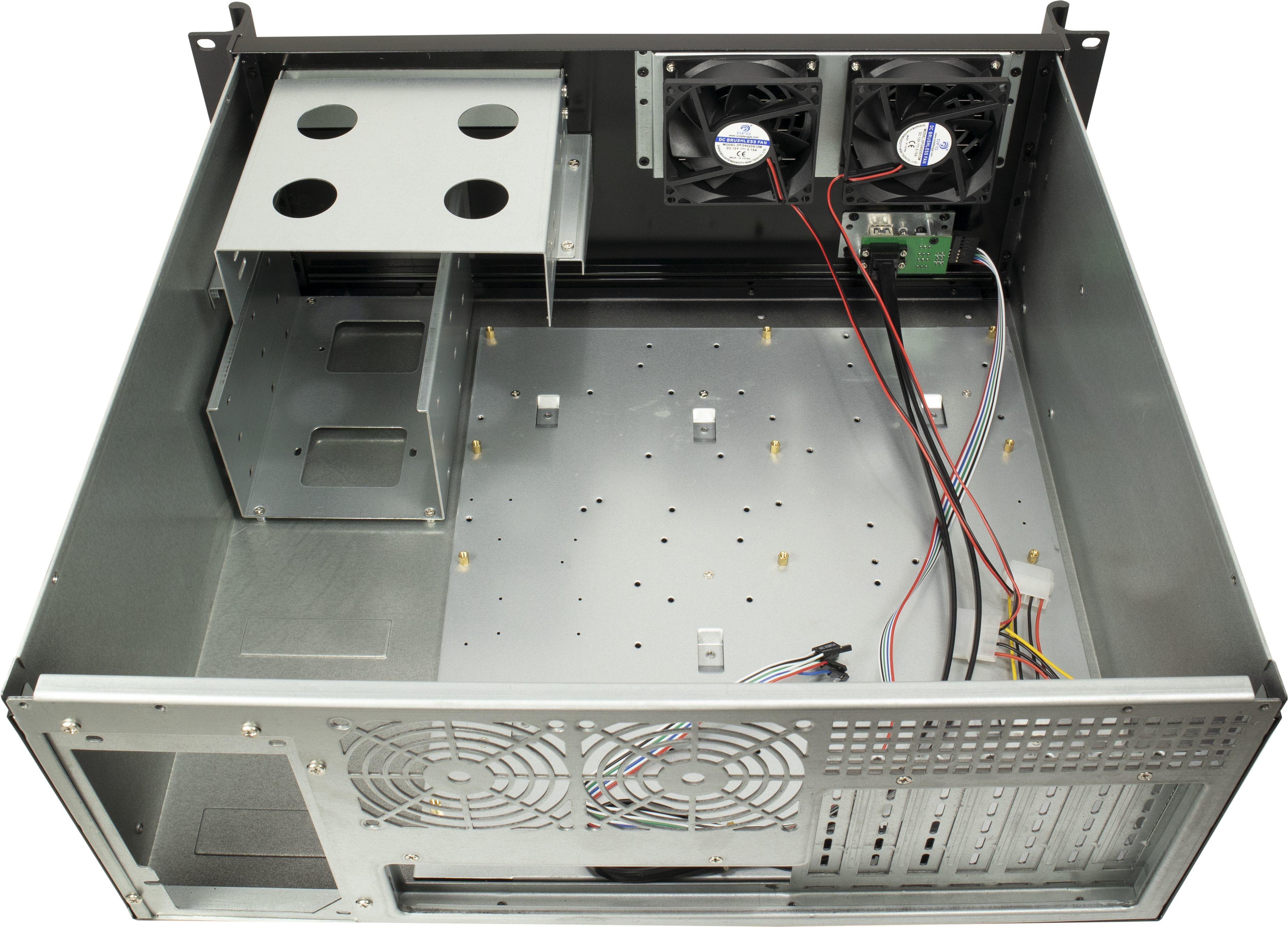 Interno di un case PC con ventole, cablaggio e supporti per componenti, che mostra il layout aperto.