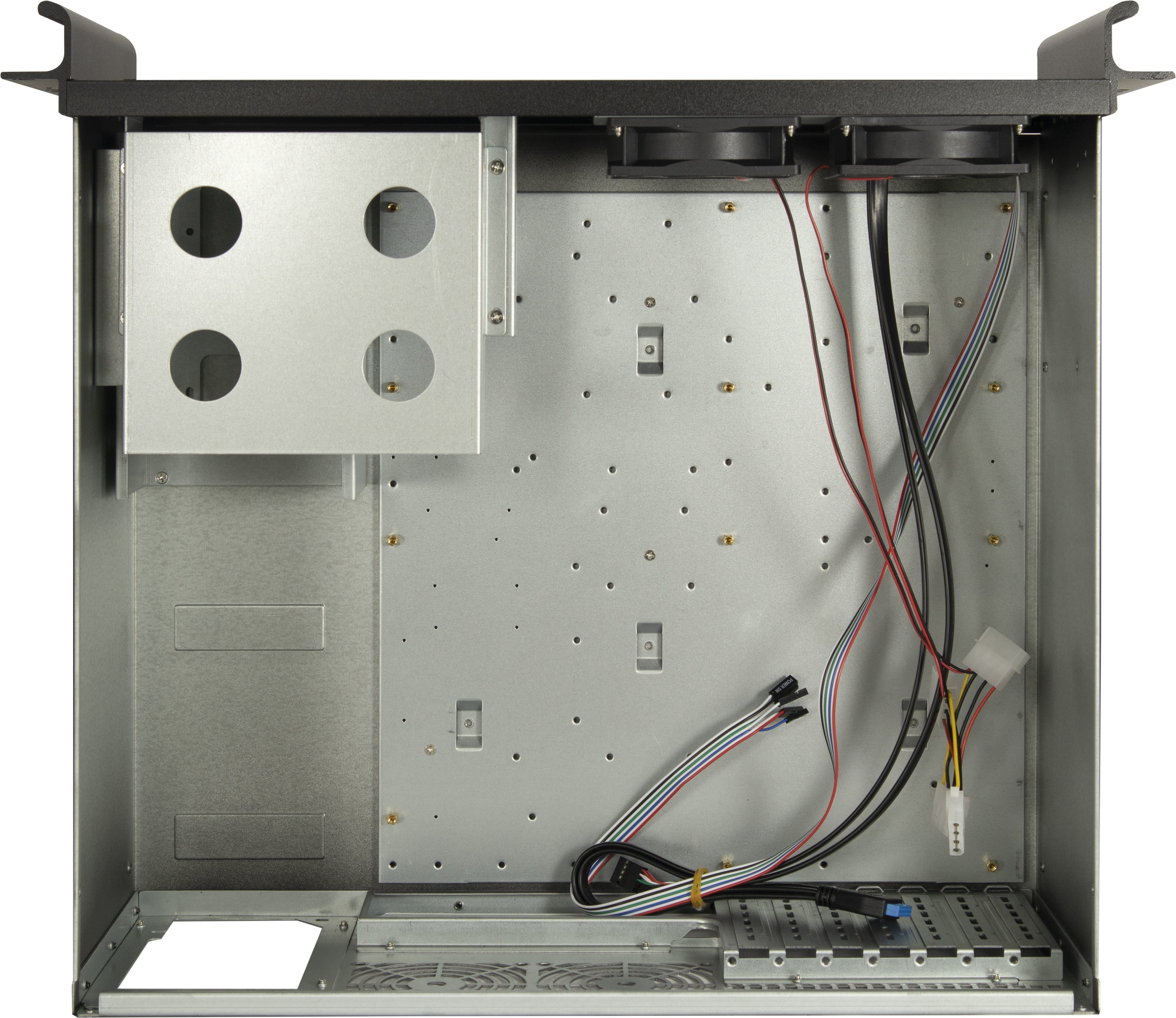 Interno di un case server. Include ventole e cablaggio. Metallo argentato. Maniglie nere.