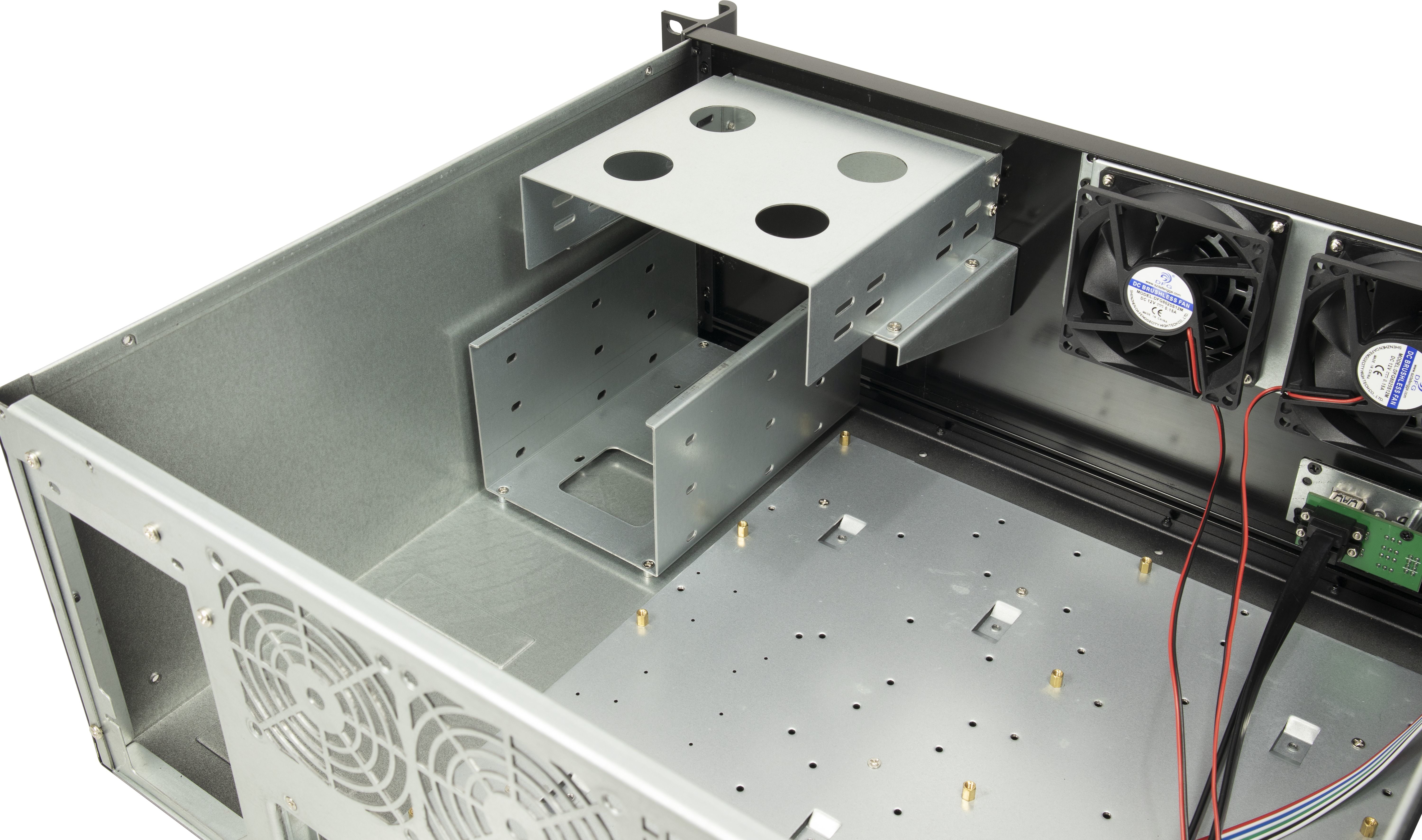 Interno del case del computer con un supporto per componenti e ventole. Il case è grigio metallizzato.