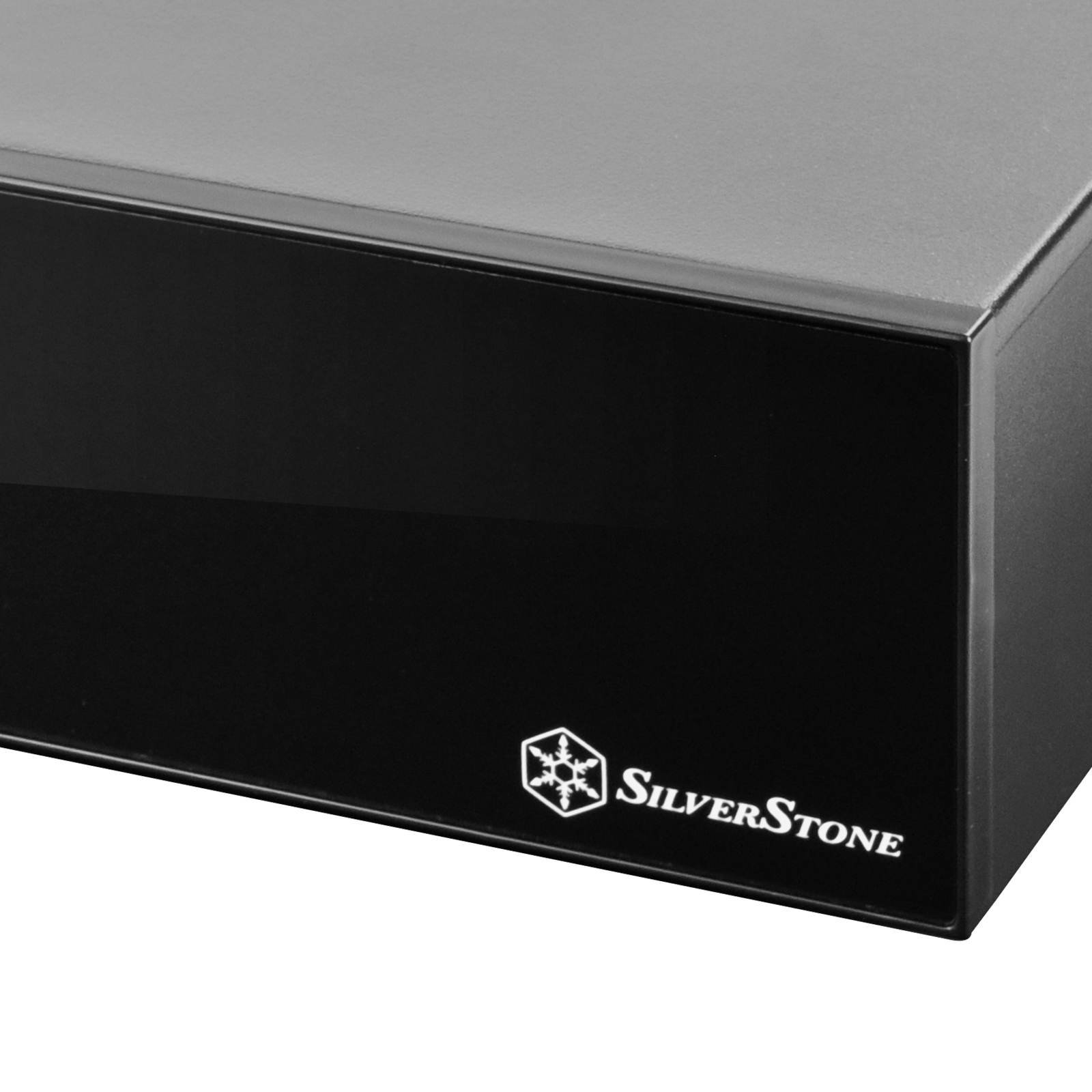 Angolo di un case nero per computer con il logo SilverStone.
