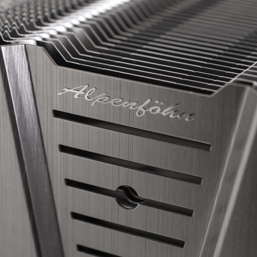 Silberner Alpenföhn CPU-Kühler. Geripptes Design. Alpenföhn-Logo sichtbar.