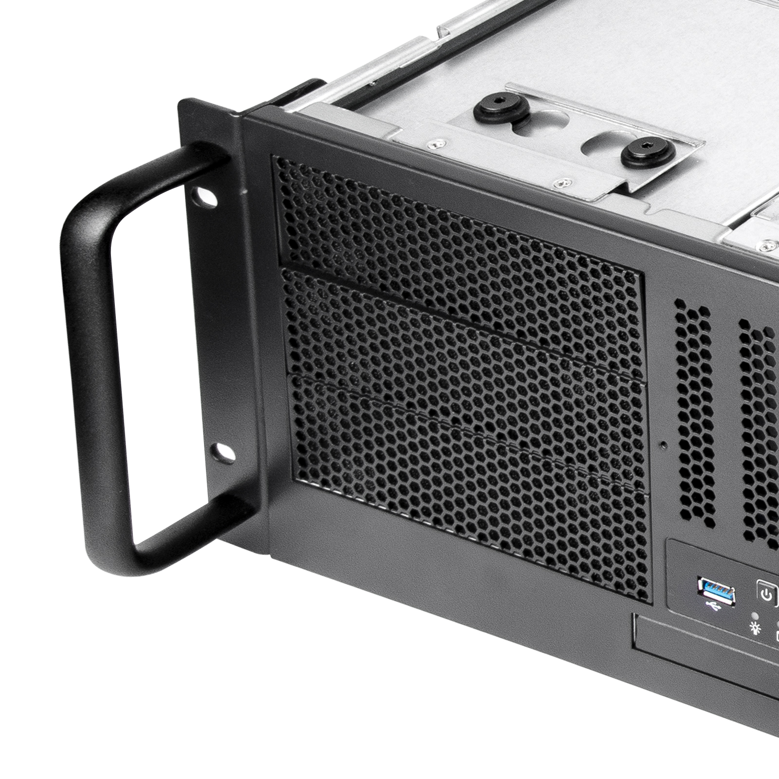 Primo piano di una maniglia di un case server nero. Pannello laterale perforato. Porta USB visibile.