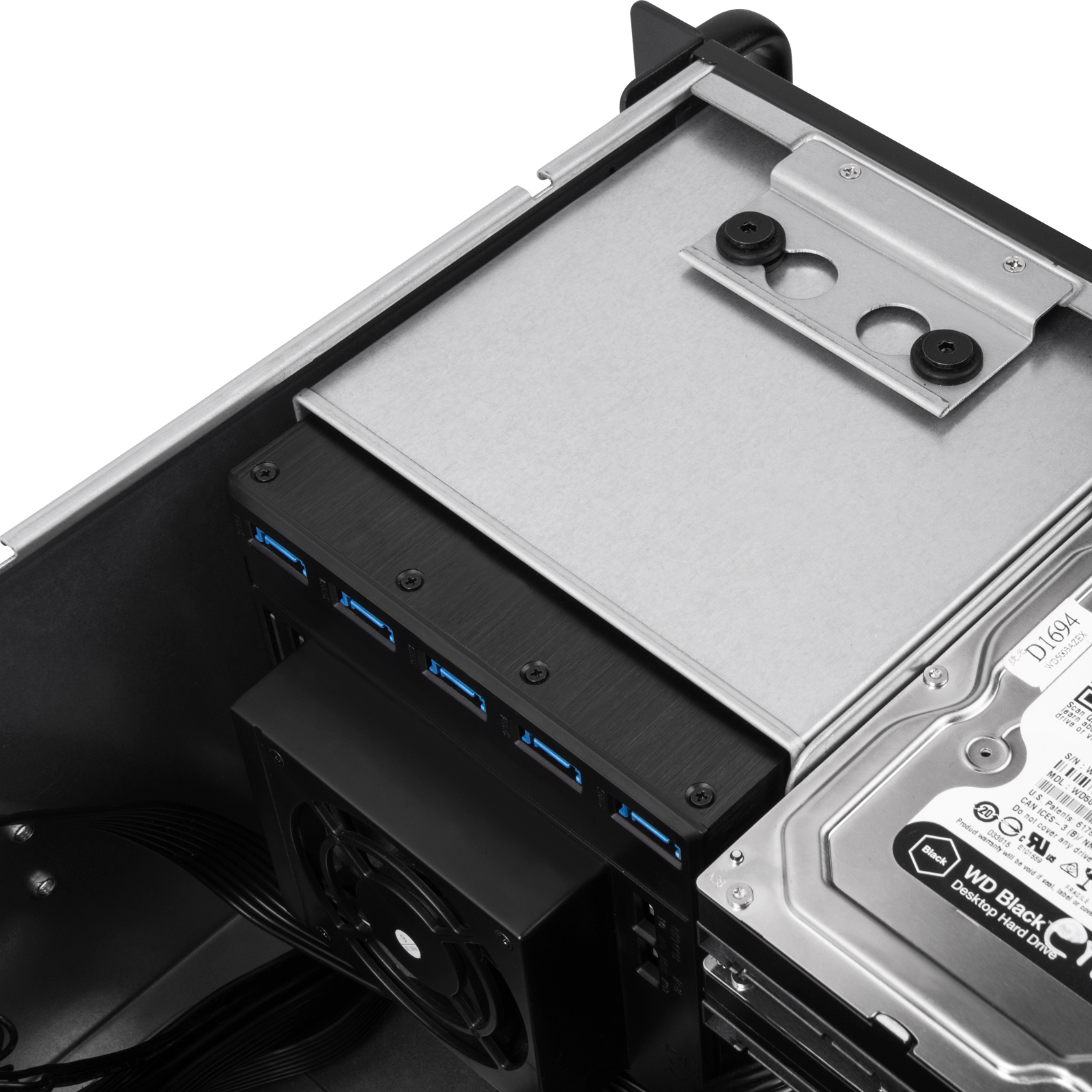 Interno del case del computer con porte USB e dischi rigidi. Sfondo nero.