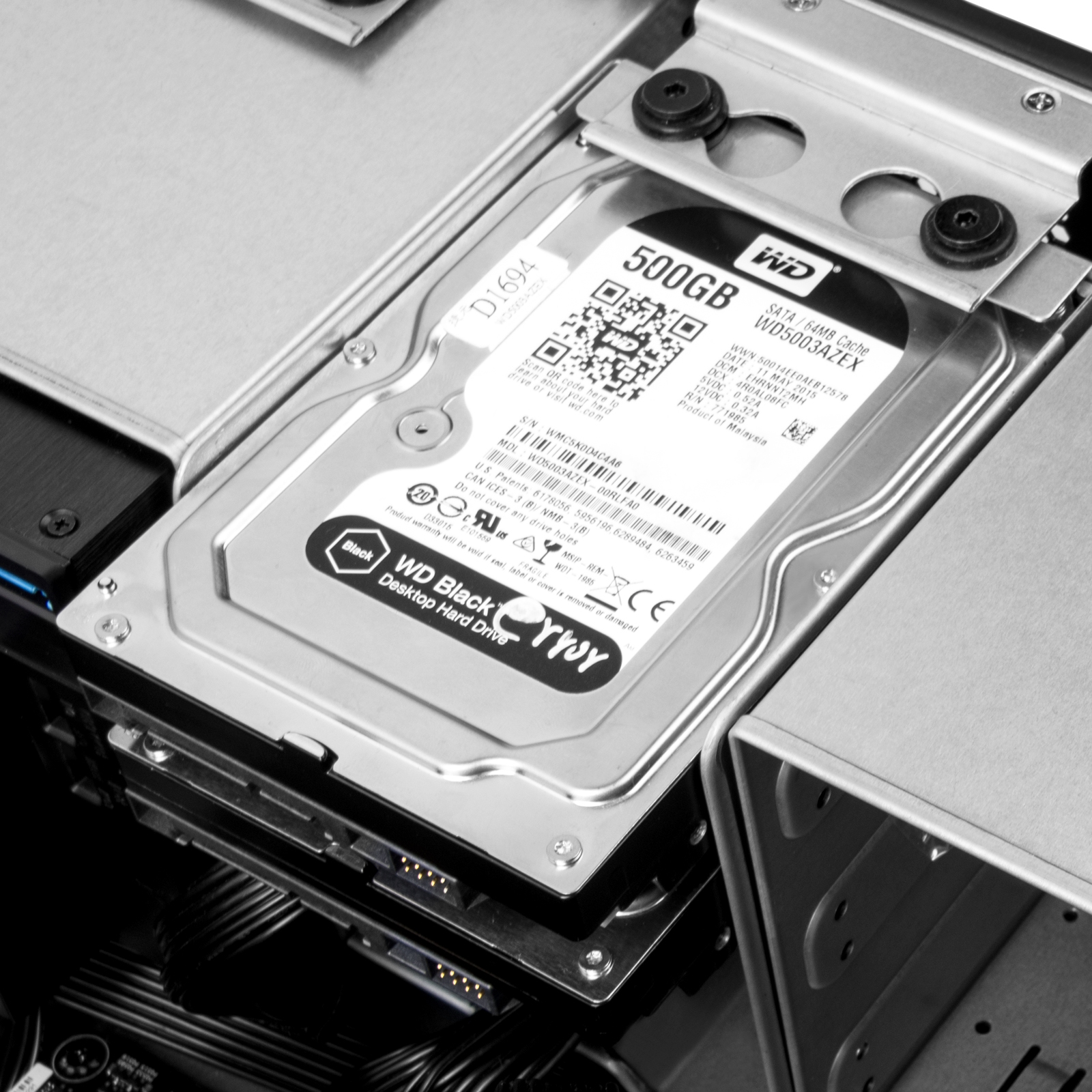 Disco rigido con il logo Toshiba. È nero e ha etichette informative.