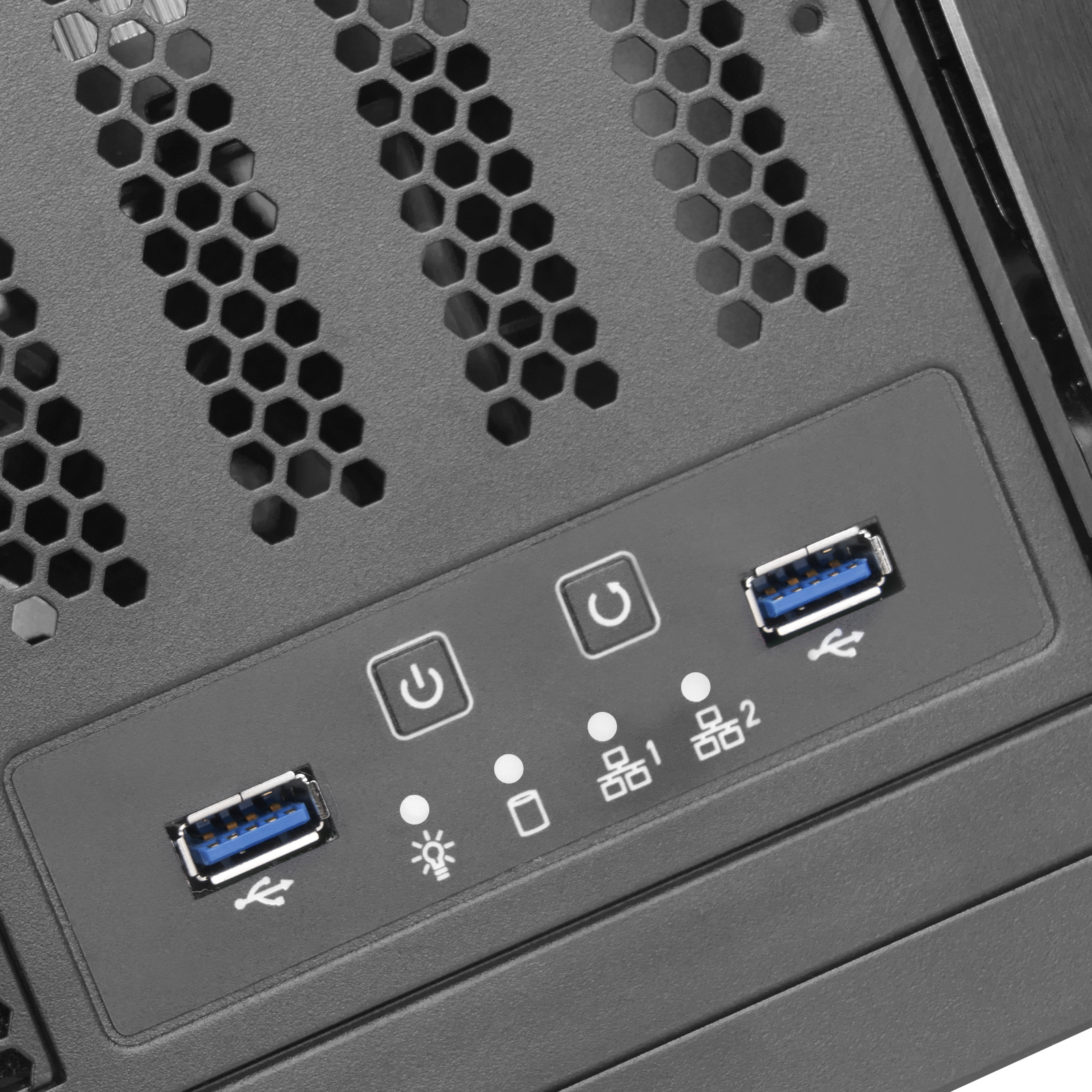 Primo piano del pannello frontale di un case per computer con porte USB, pulsanti di accensione e indicatori.