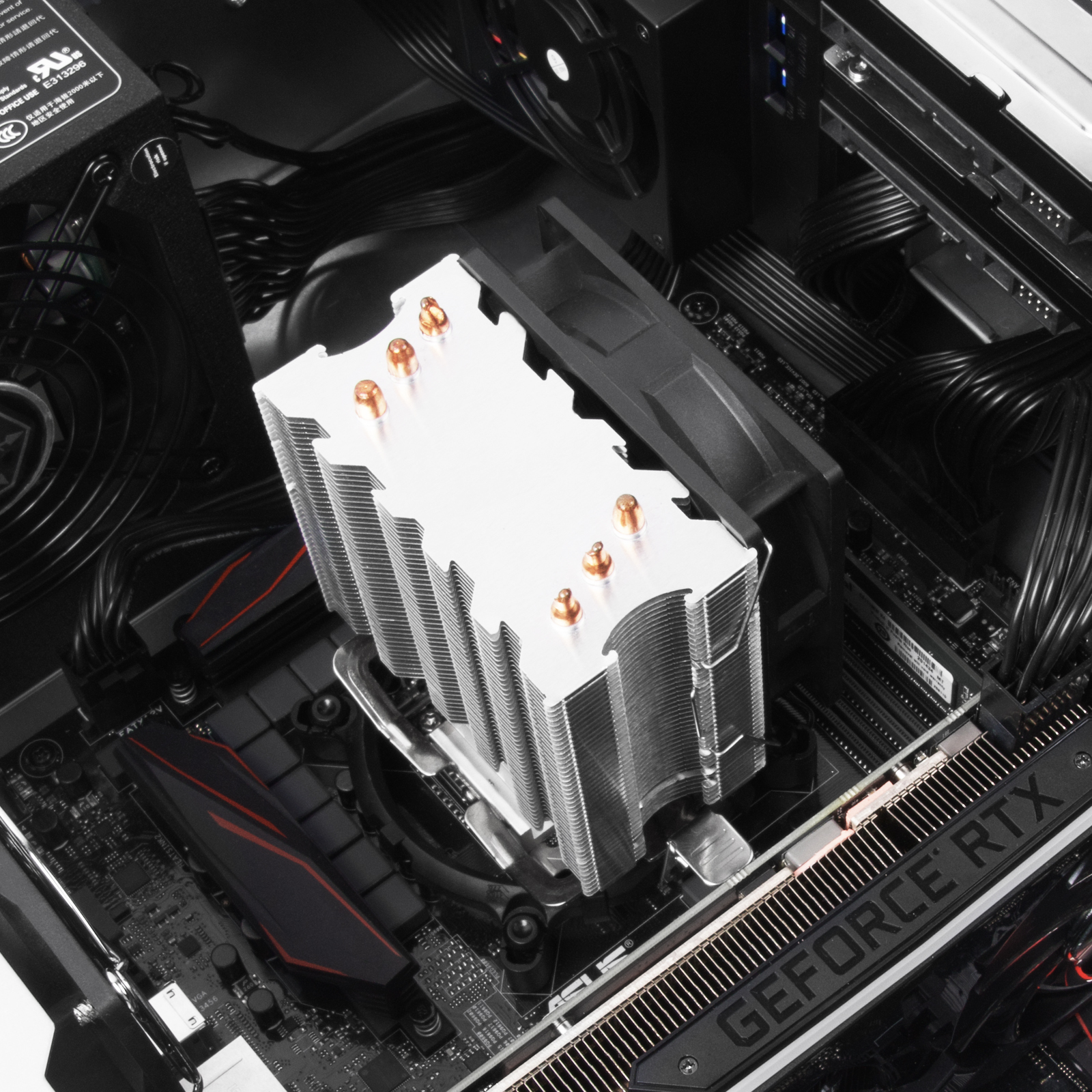 Un case per computer con la parte superiore bianca e un pulsante di accensione. Il case ha un design elegante.