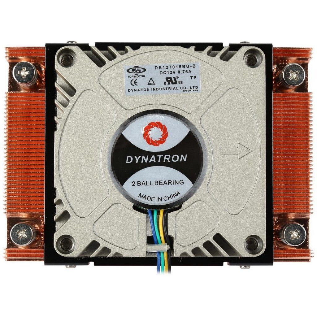 Wentylator komputerowy z etykietą Dynatron. Wentylator jest srebrny i miedziany z czarną ramką.