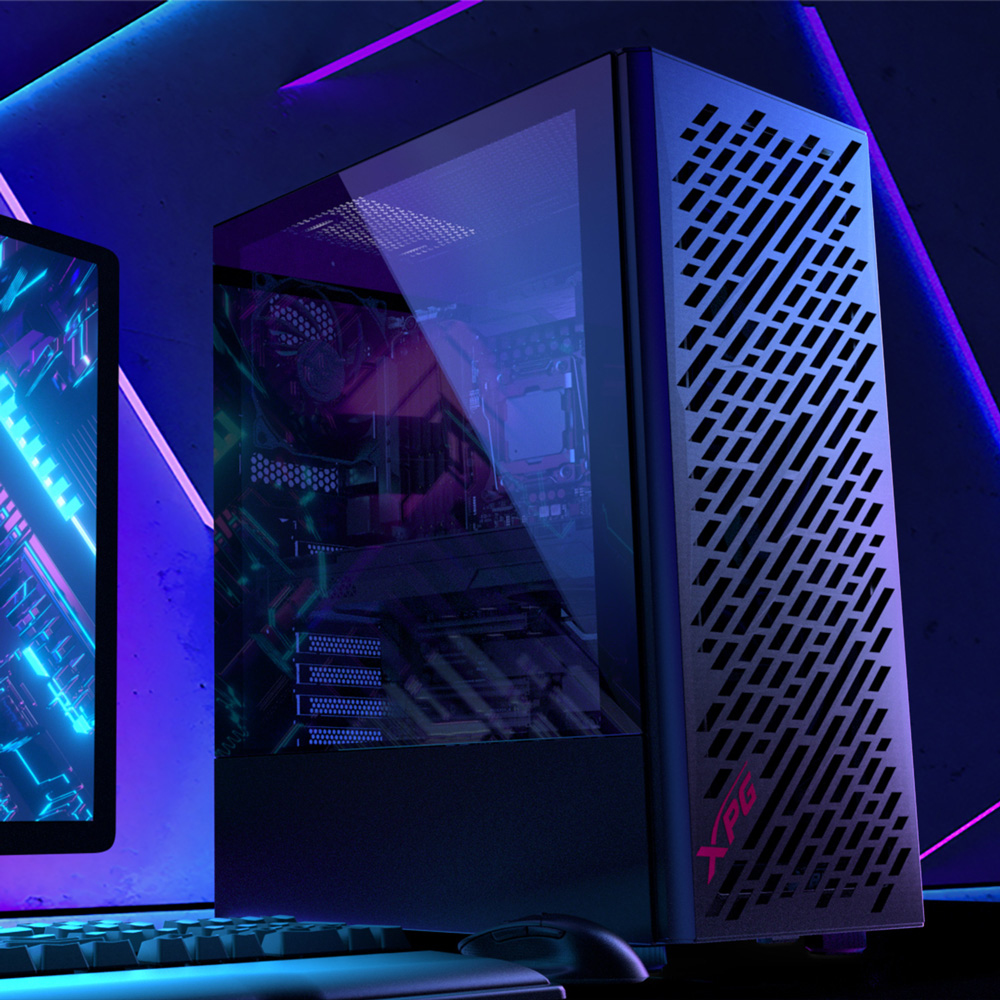 Ein Gaming-PC-Gehäuse mit Glas-Seitenwand, das interne Komponenten zeigt, auf einer Oberfläche platziert.