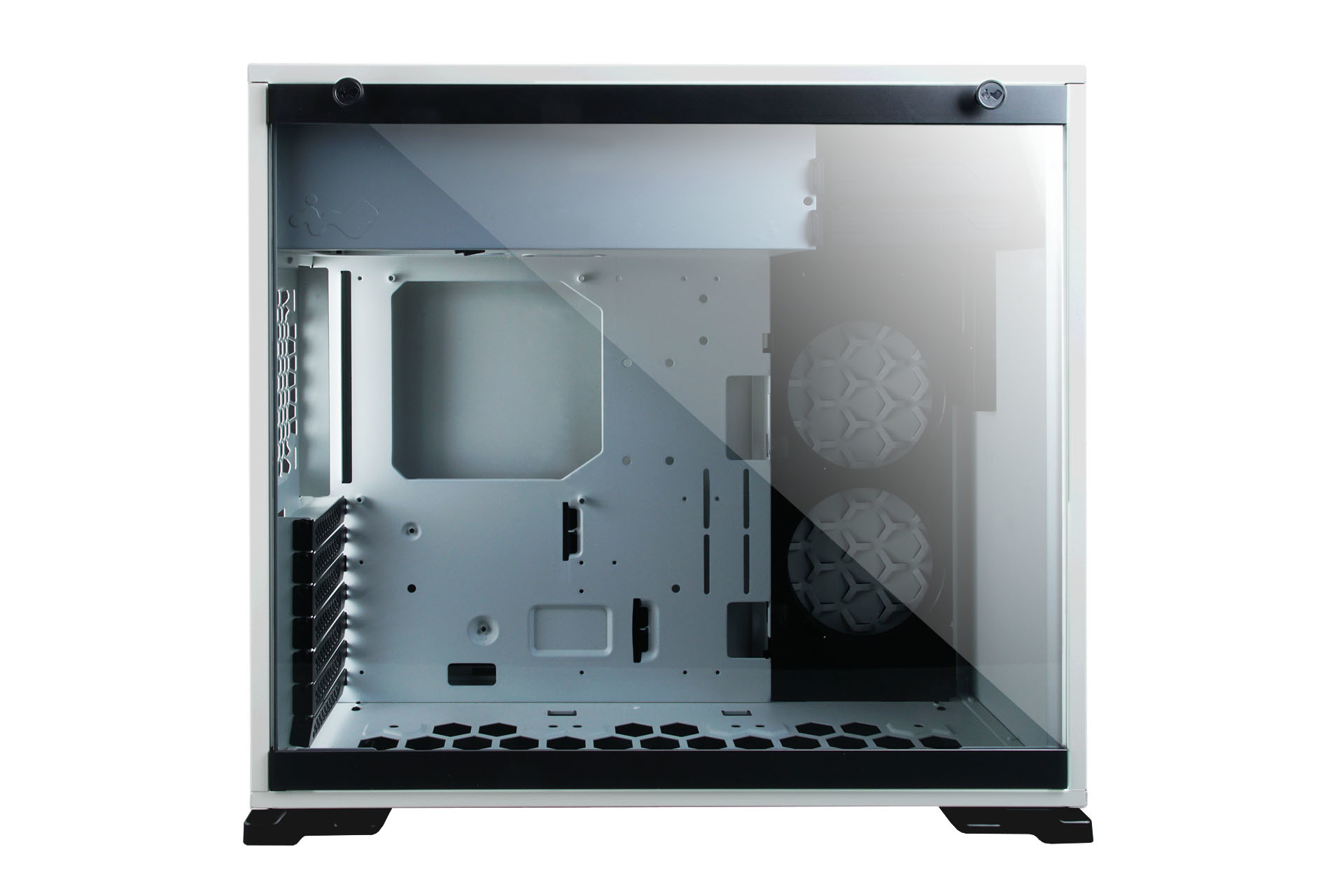 Biała obudowa PC ze szklanym panelem bocznym, odsłaniająca komponenty na białym tle.