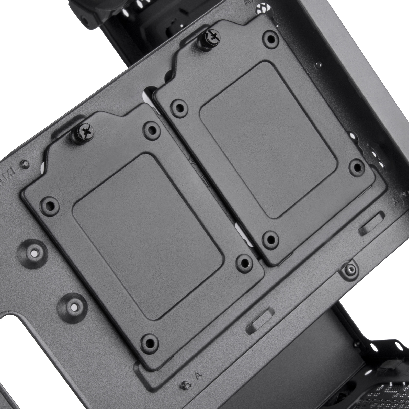 Primo piano di due slot SSD all'interno di un case per computer. Le viti di montaggio sono visibili.