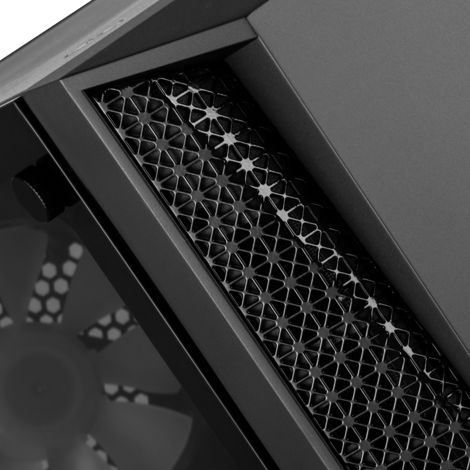 Primo piano di un case per computer scuro. È visibile una presa d'aria a rete. L'alloggiamento è grigio scuro.