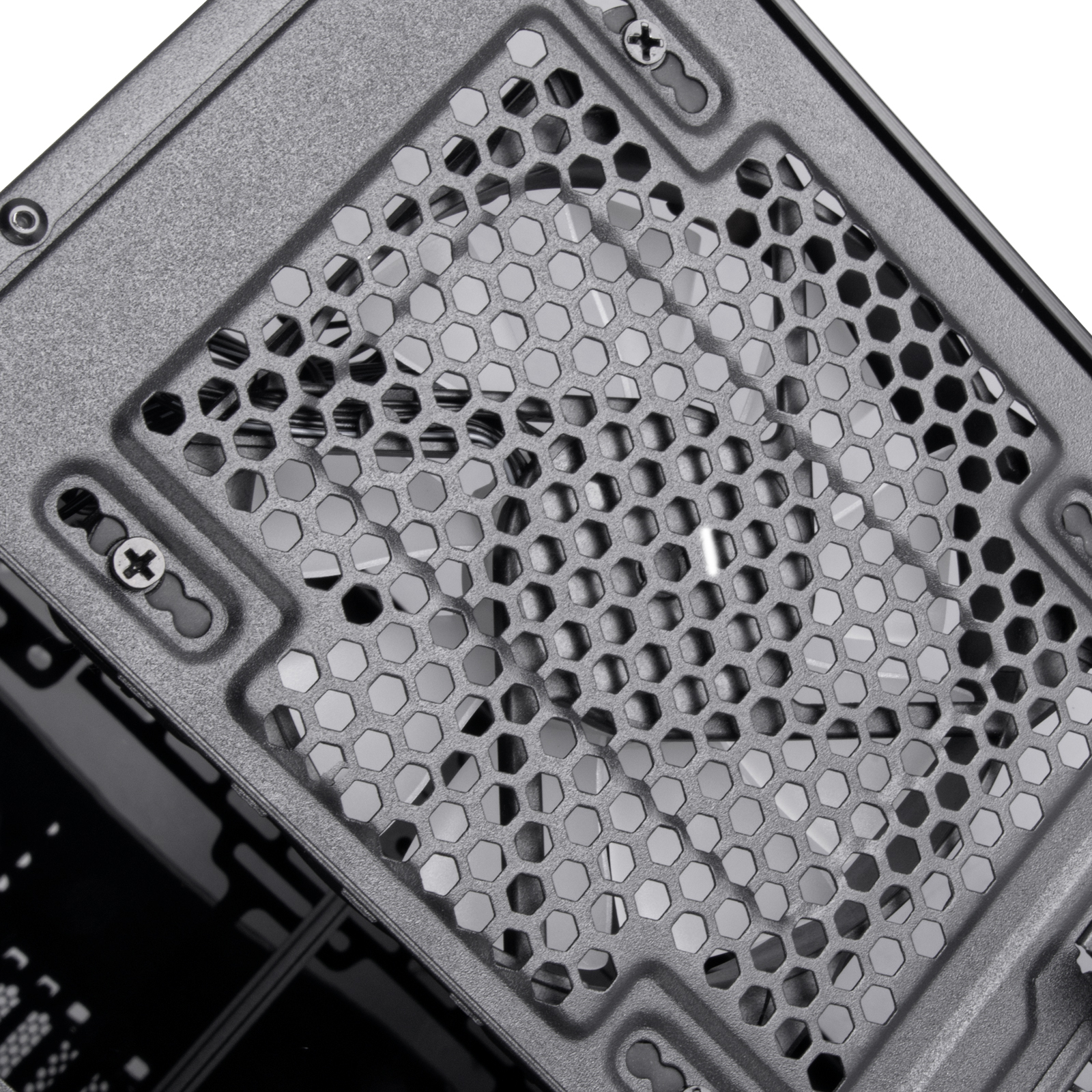 Primo piano della griglia della ventola di un case per PC con motivo a nido d'ape.