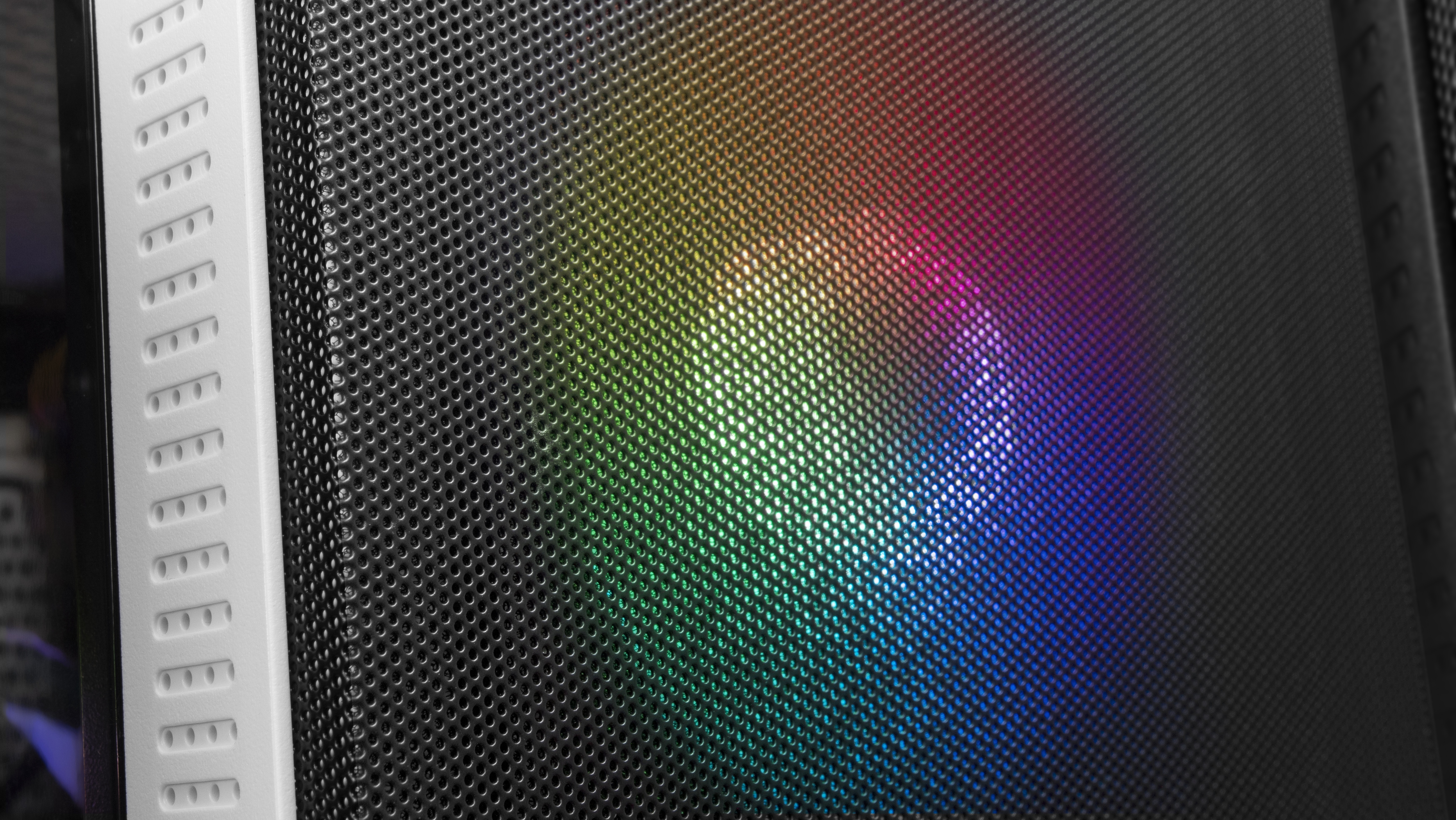 Primo piano di una ventola con illuminazione arcobaleno colorata.