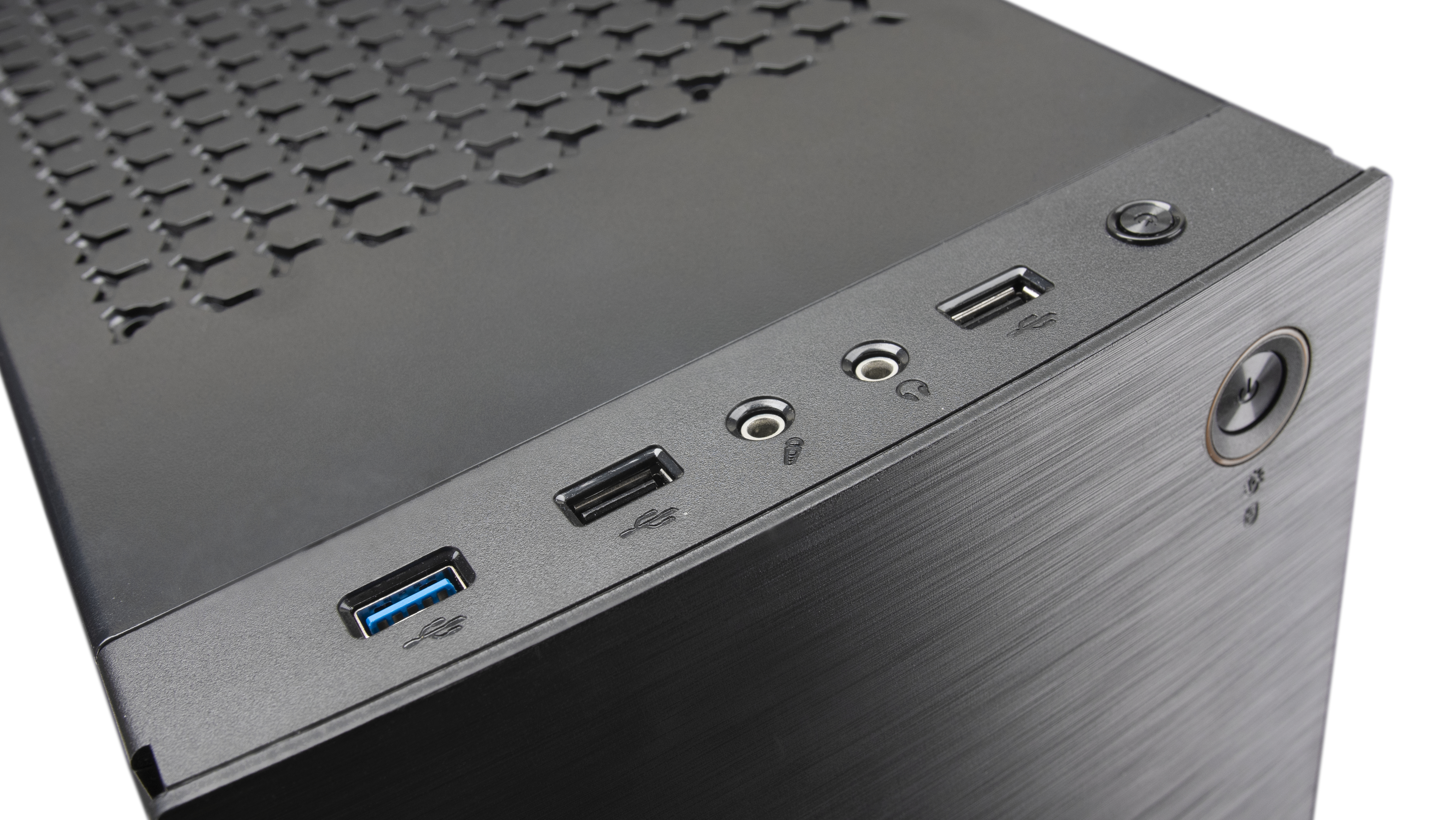 Un primo piano di un case per computer nero con porte USB, audio e pulsanti di accensione.