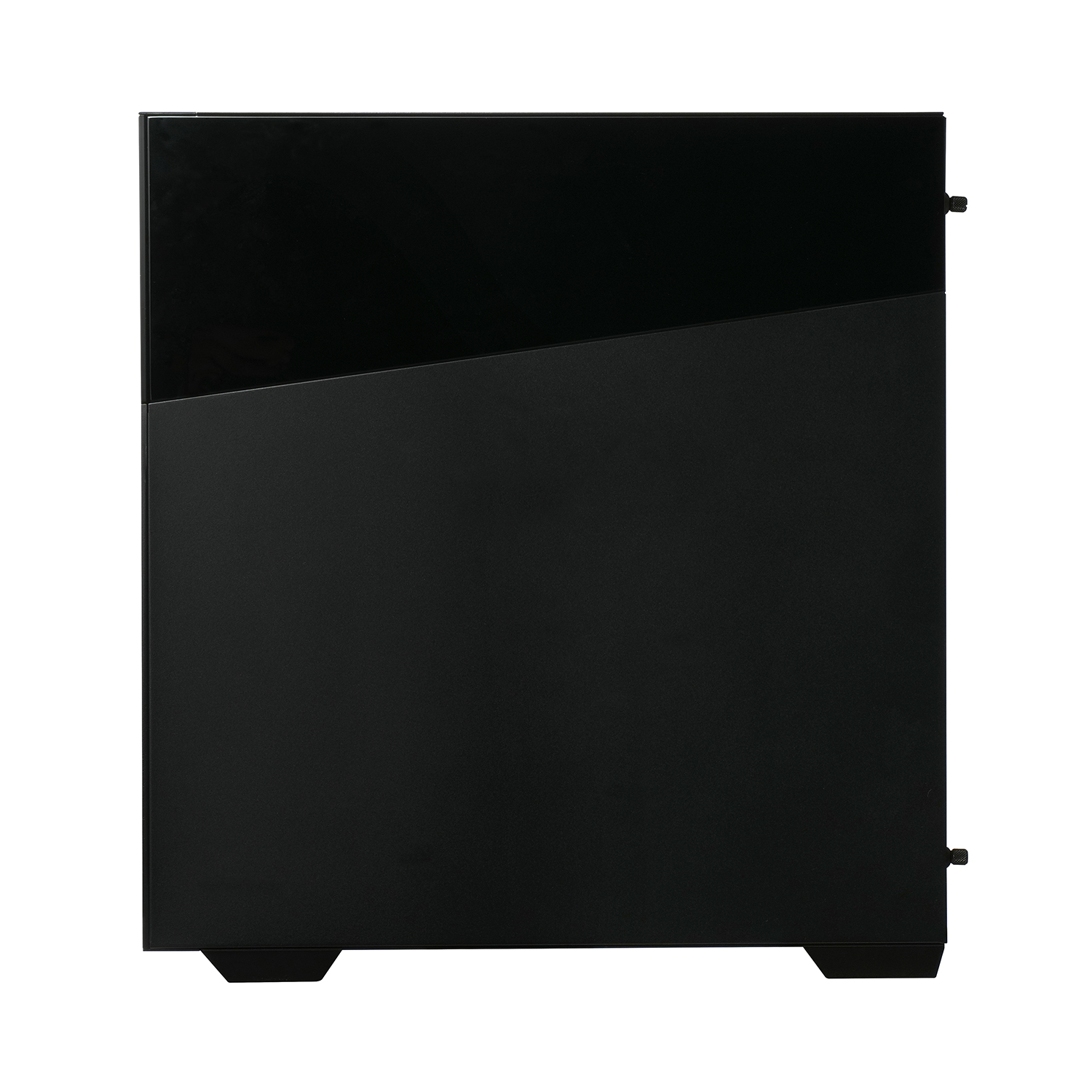 Czarna obudowa komputera z boku. Przedni panel jest częściowo widoczny z przekątną linią.