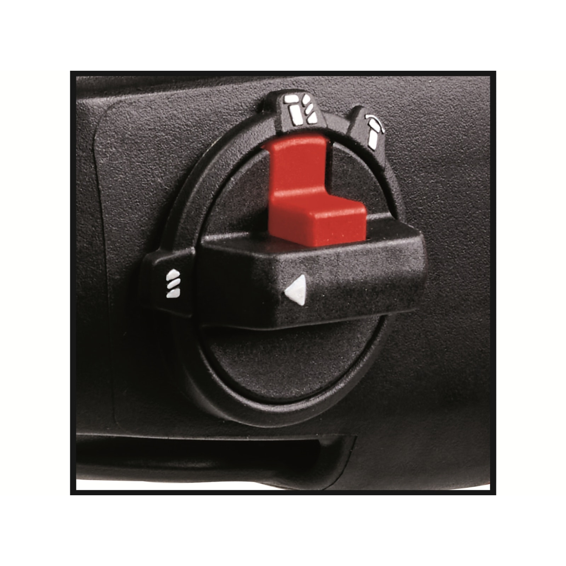 Primo piano di un quadrante rosso e nero su un utensile elettrico, che mostra le impostazioni, su sfondo bianco.