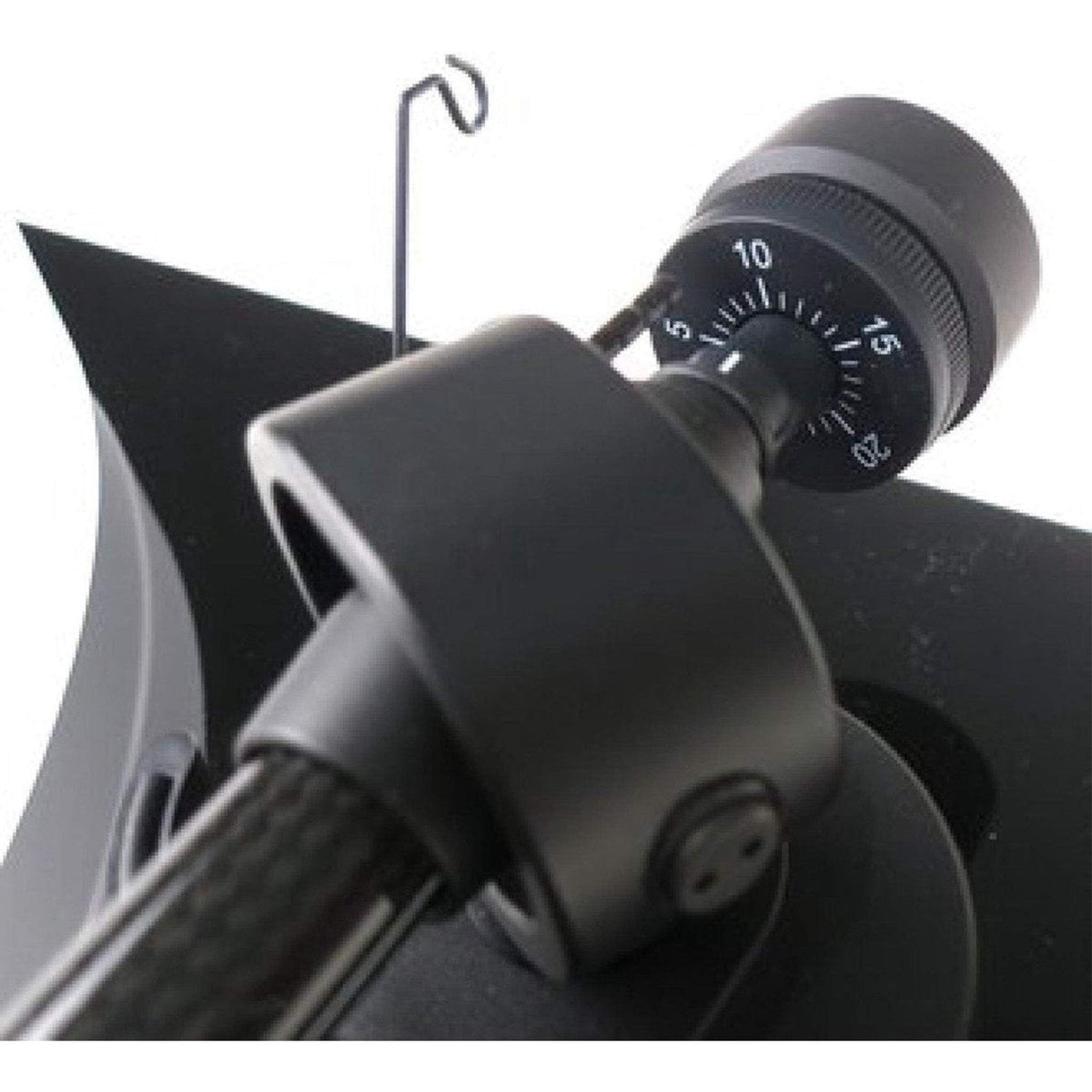 Zbliżenie ramienia gramofonu z czarną tarczą regulacyjną z cyframi.