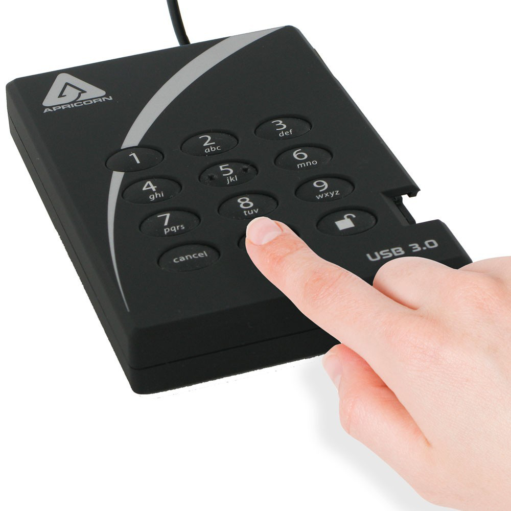 Czarne urządzenie z klawiaturą, dłoń naciskająca przycisk. Logo Apricorn. USB 3.0.