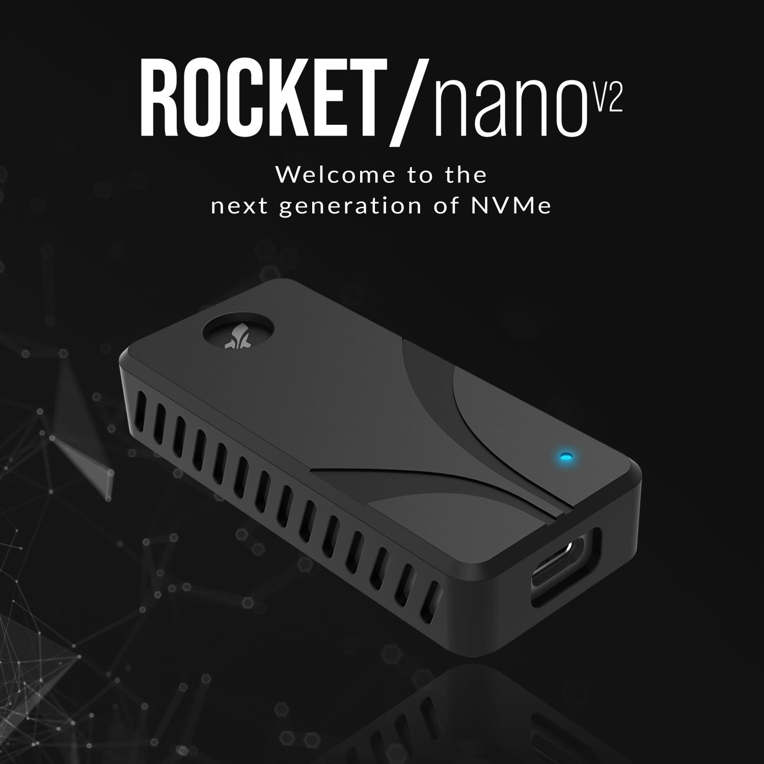 Czarny dysk NVMe o nazwie Rocket Nano v2. Ma niebieską diodę LED.