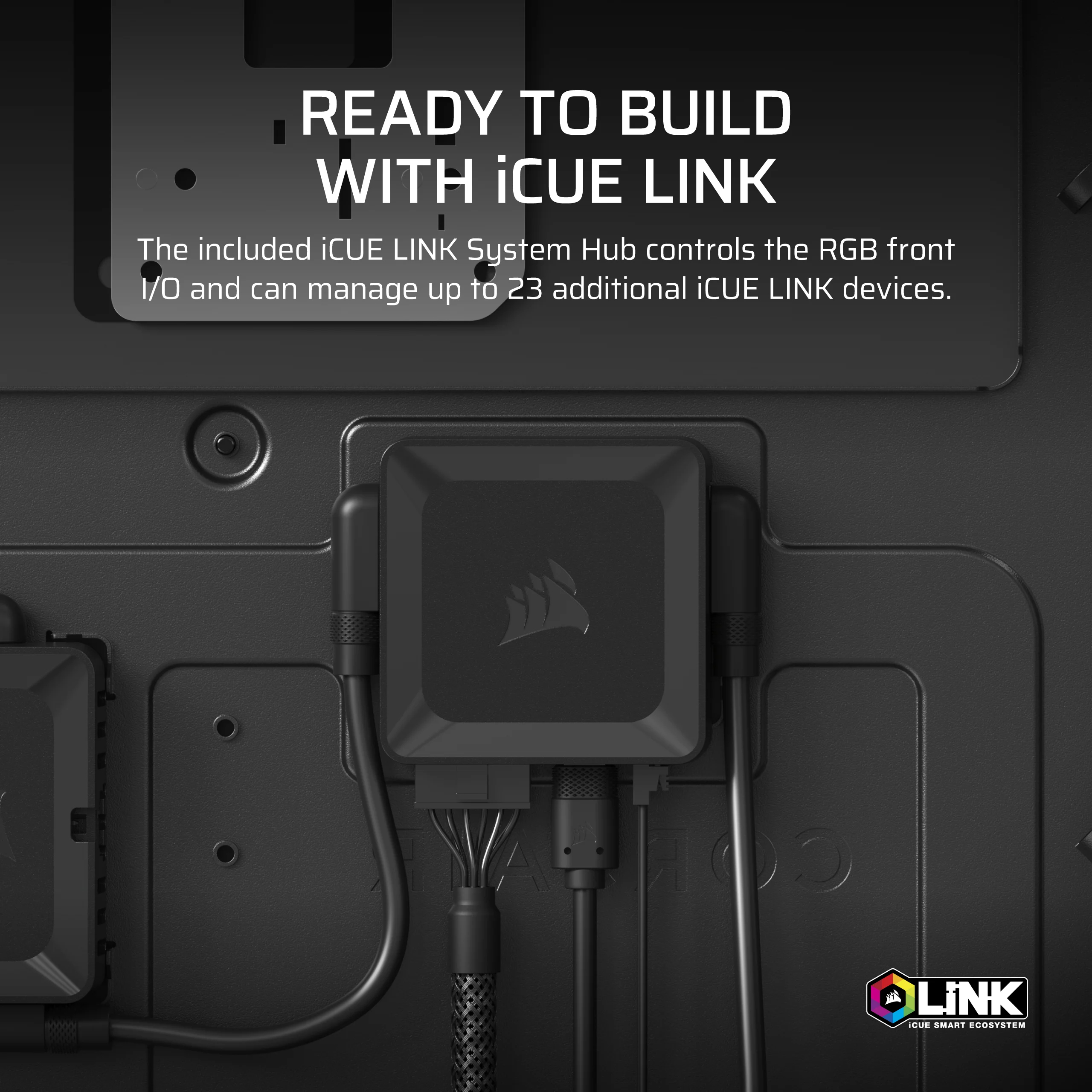 Zbliżenie wnętrza czarnej obudowy komputera. Czarny hub z kablami. Tekst: Gotowy do budowy z iCUE LINK.
