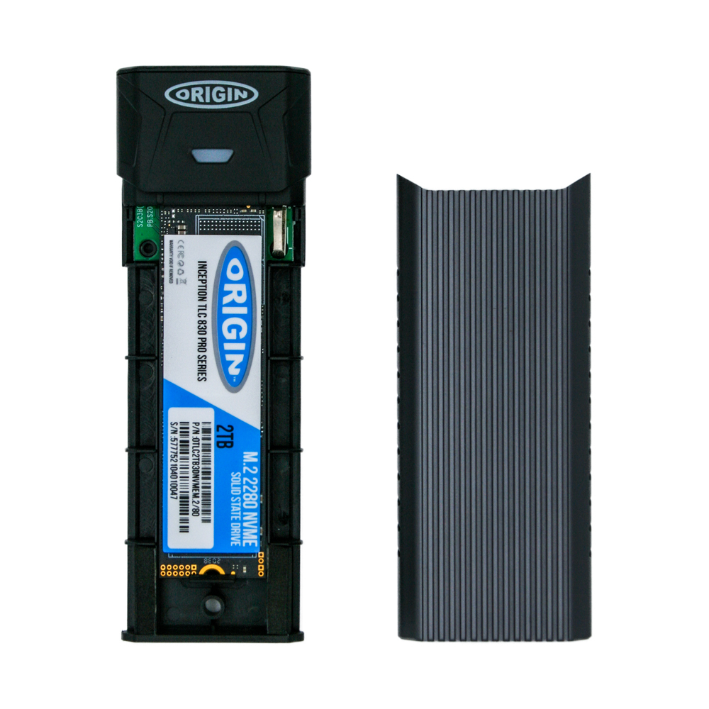 Wewnętrzny dysk SSD z metalową obudową. Widoczne logo Origin. Dysk zdemontowany, gotowy do instalacji.