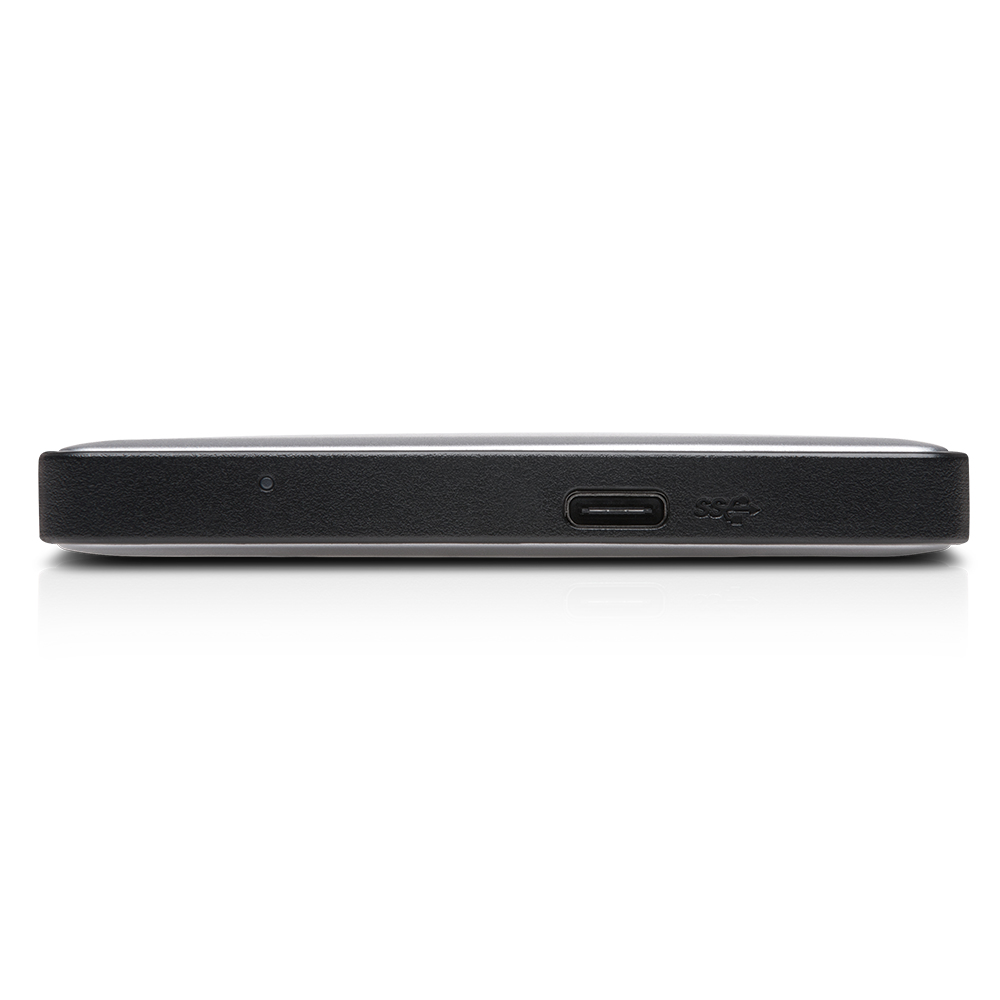 Eine schwarze und silberne externe Festplatte mit einem USB-C-Anschluss auf einer weißen Oberfläche.