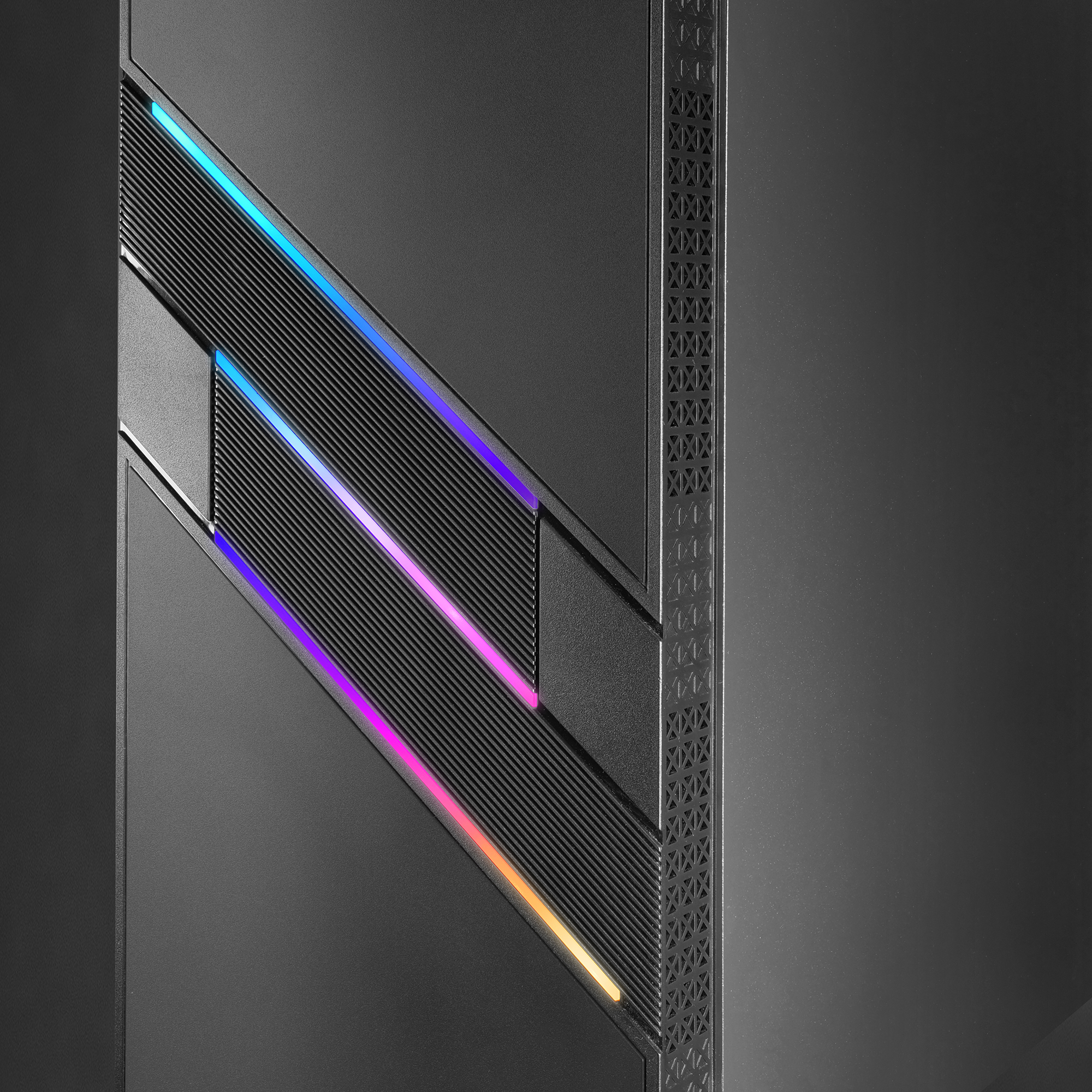 Case per computer nero con luci di accento illuminate. Le luci sono multicolore, angolate.