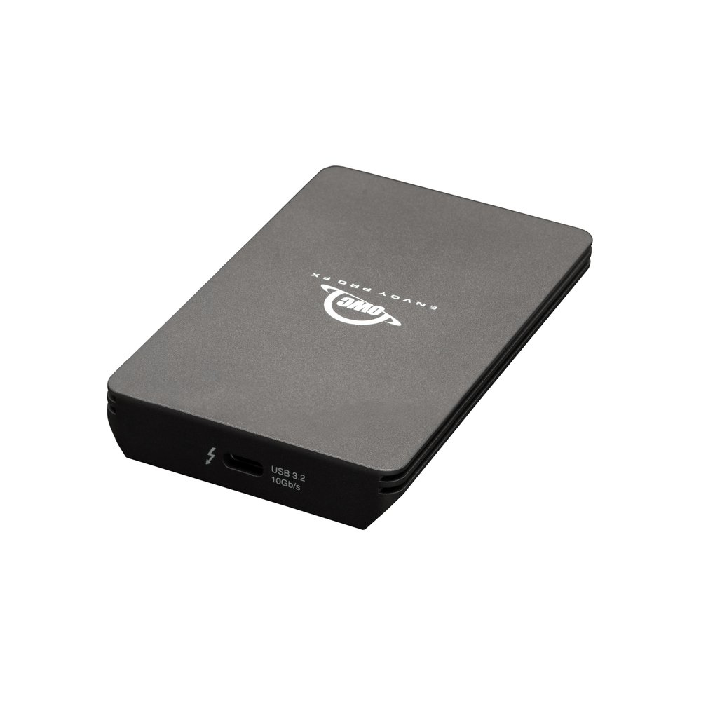 Schwarze tragbare Festplatte mit USB 3.2 10Gb/s Anschluss. Markenname ist OWC Envoy Pro FX.