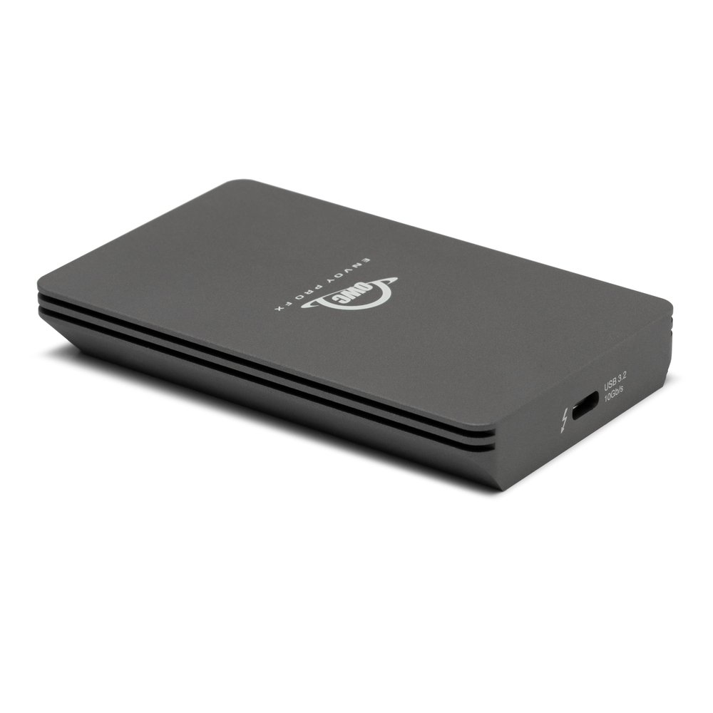 Graue externe Festplatte mit USB 3.2-Anschluss und „OWC“-Logo oben.