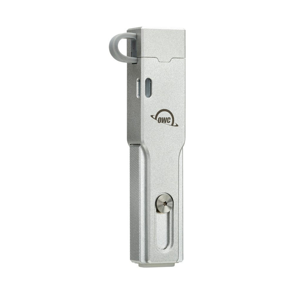 Una chiavetta USB-C OWC argentata con anello portachiavi e un piccolo bottone.