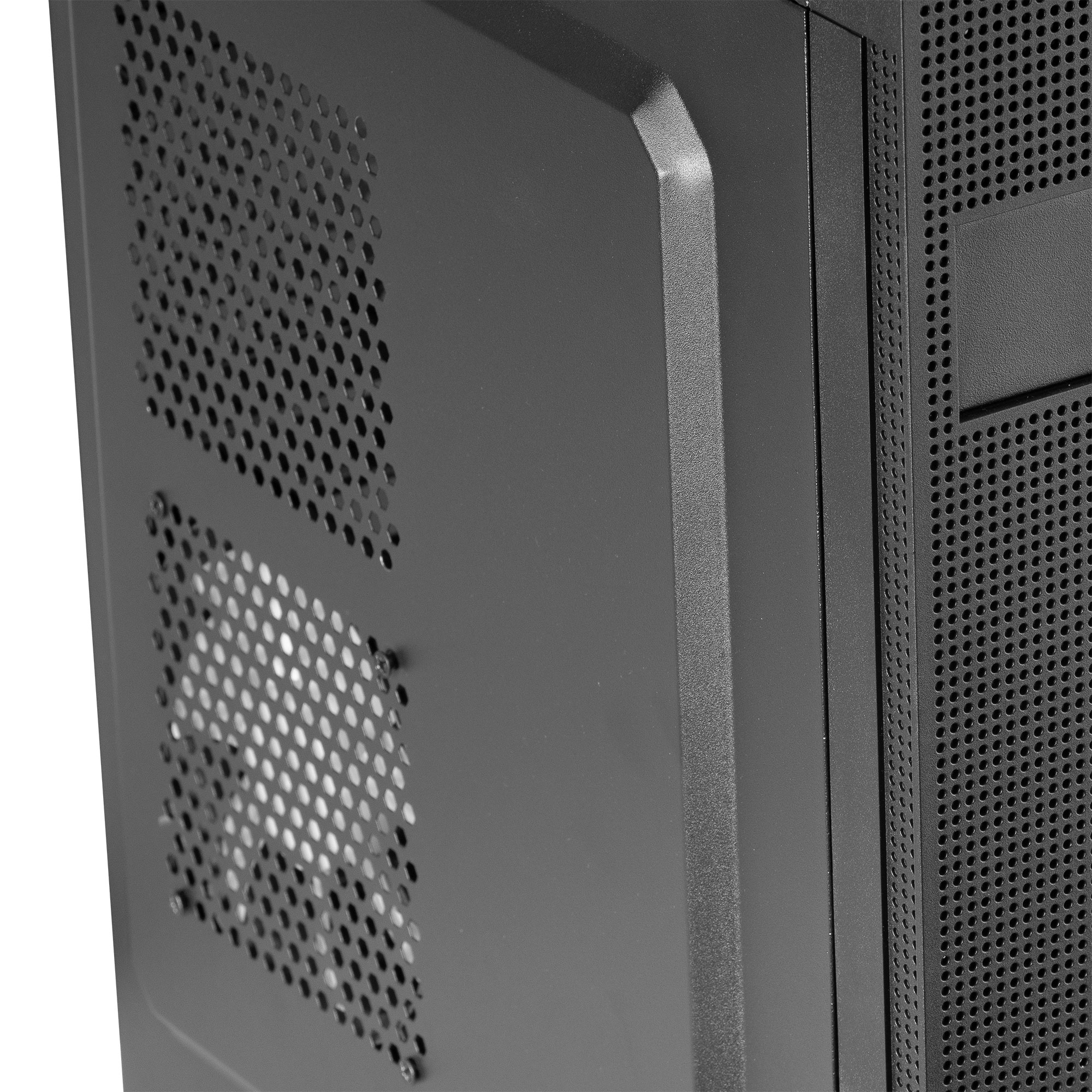 Primo piano di un pannello laterale nero per computer con fori di ventilazione.